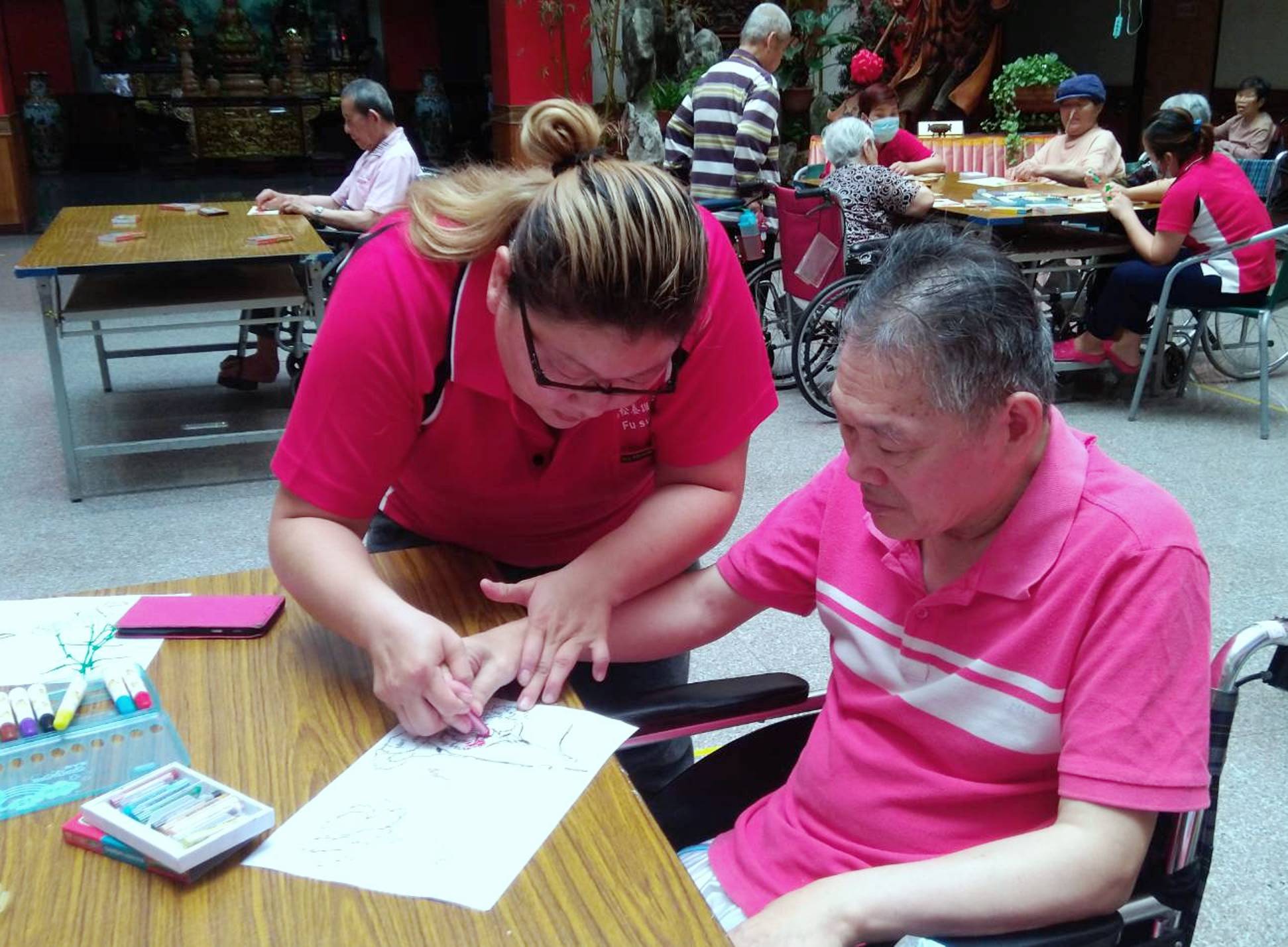 陳俞捷透過嘉義就業中心尋職，從美容師跨足長照產業，與照顧者互動像家人