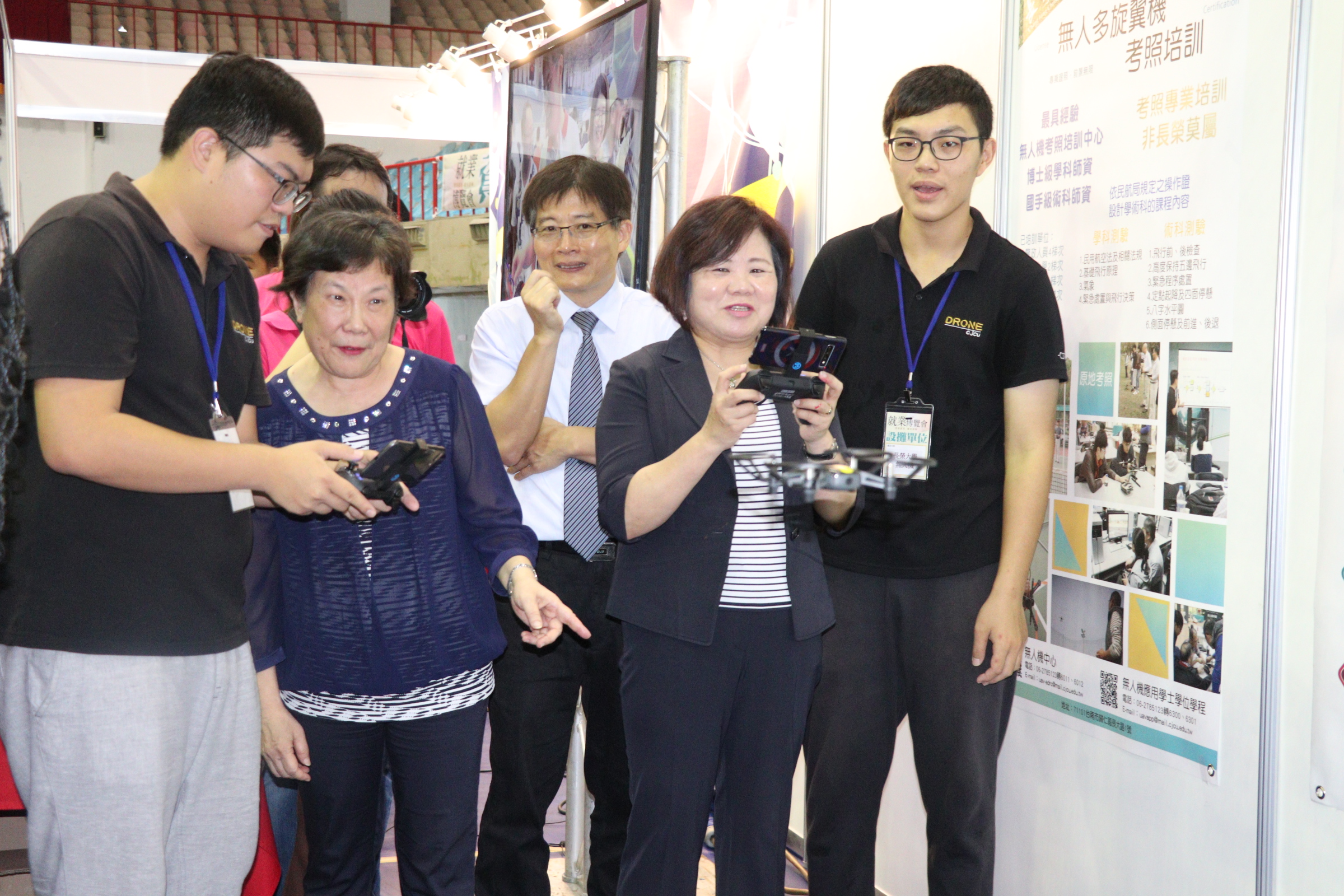 「產業展示區」有長榮大學無人機中心讓許銘春部長現場體驗操控無人機