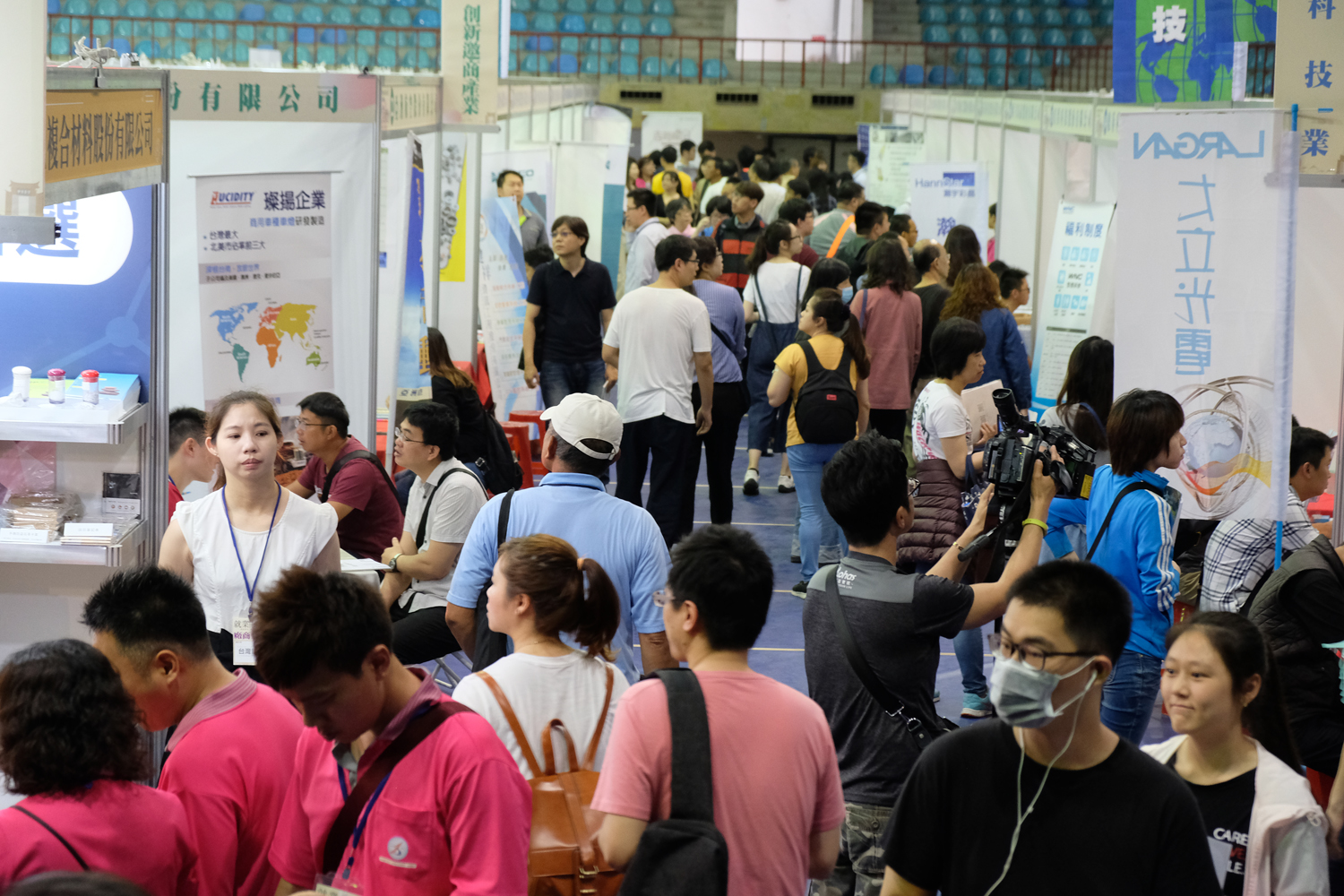勞動部台南辦就博會一早就吸引不少民眾求才。