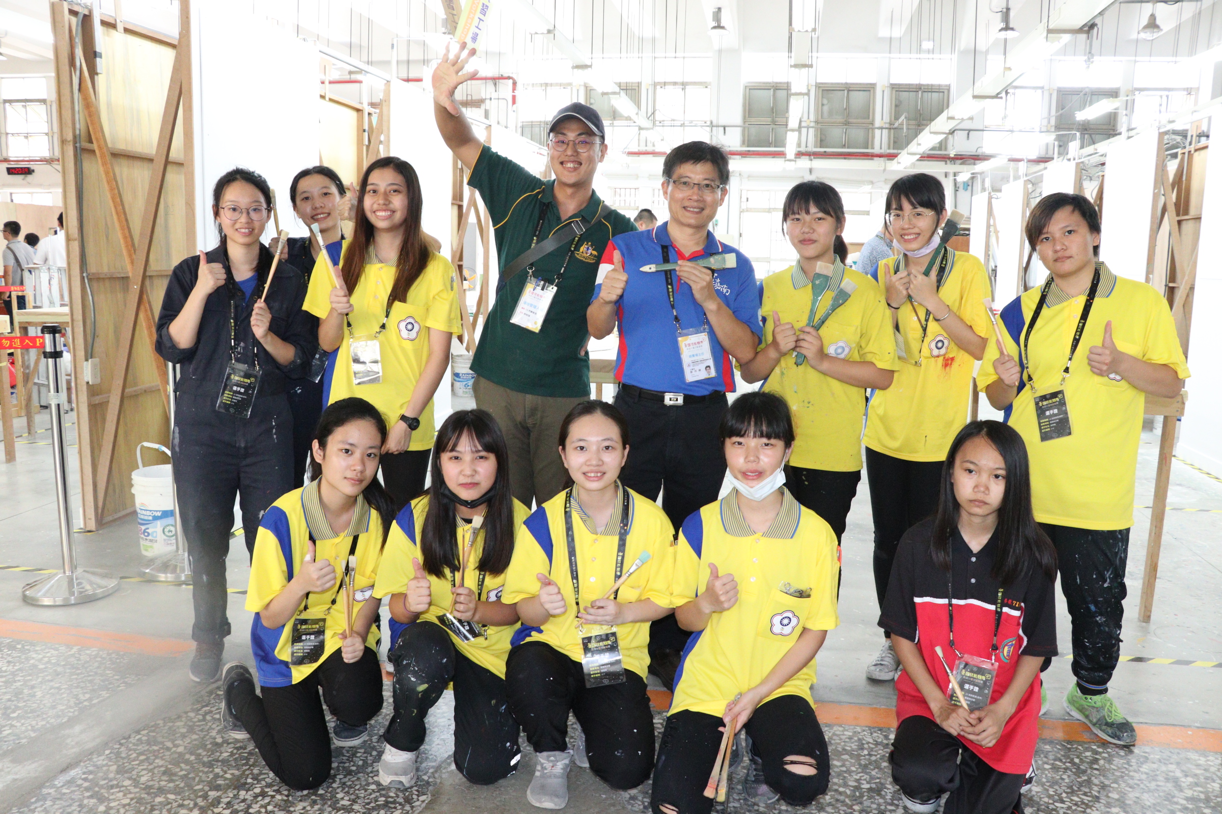3油漆裝潢有蔡依辰(前左2)等13位女選手參賽,雲嘉南分署長劉邦棟(後右4).職訓師林裕強(後左4)為選手加油打氣
