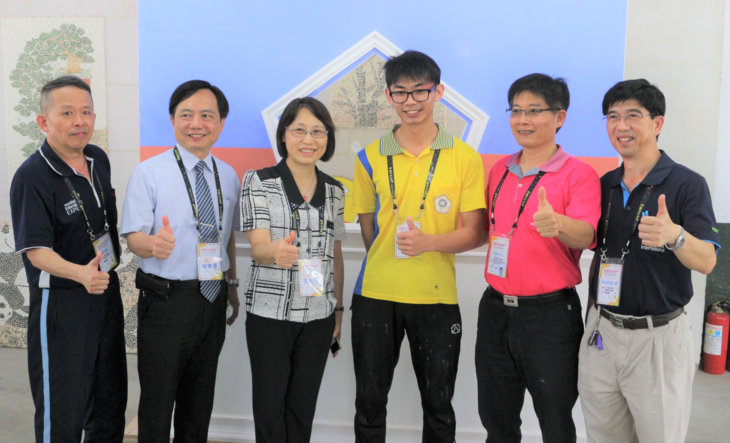 1勞動力發展署主任秘書王玉珊(左3).雲嘉南分署長劉邦棟(右2)巡場為選手加油打氣