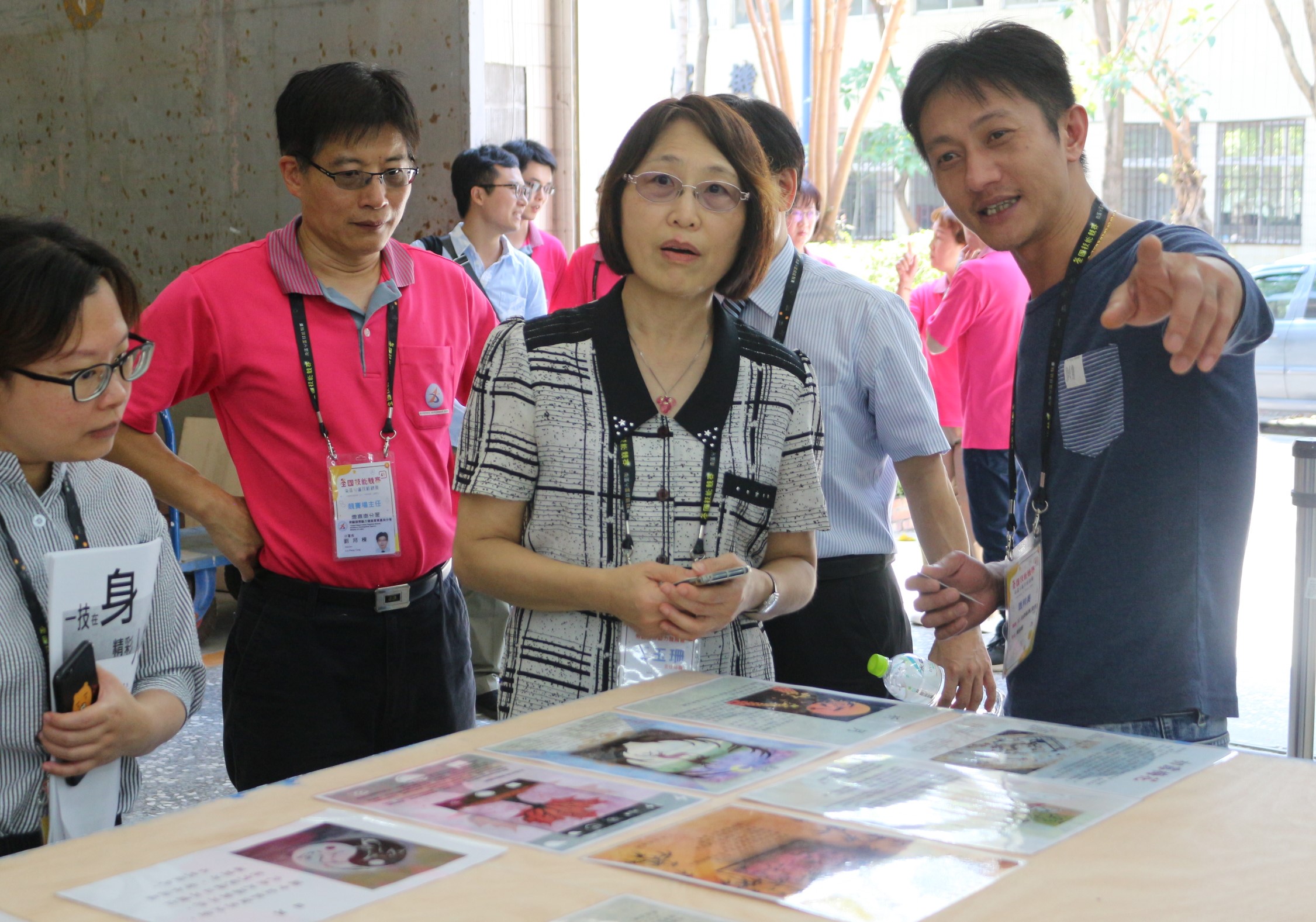 2勞動力發展署住任秘書王玉珊(右2).雲嘉南分署長劉邦棟(左2)巡場為選手加油打氣