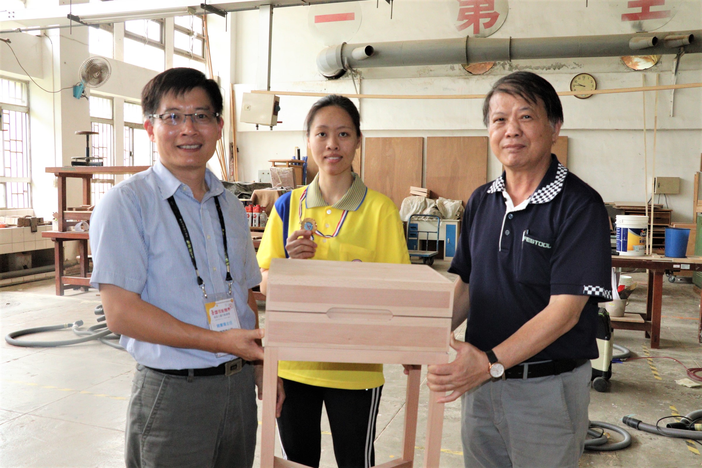 1家具木工蕭誼寧(中)奪金,雲嘉南分署長劉邦棟(左)及職訓師周清添(右)肯定表現