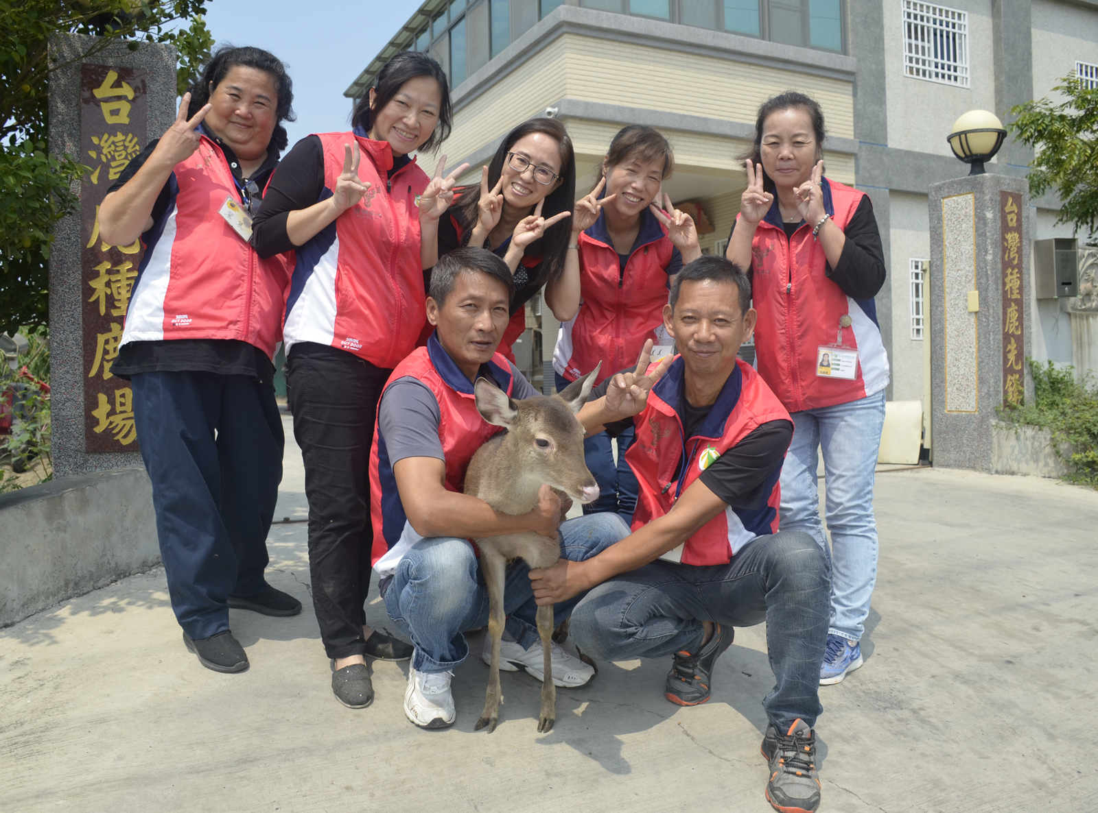 多元就業計畫經理朱靜珊(左2)與6位平均年齡超過53歲的夥伴共同努力下，讓璋洲社區知名度大開。