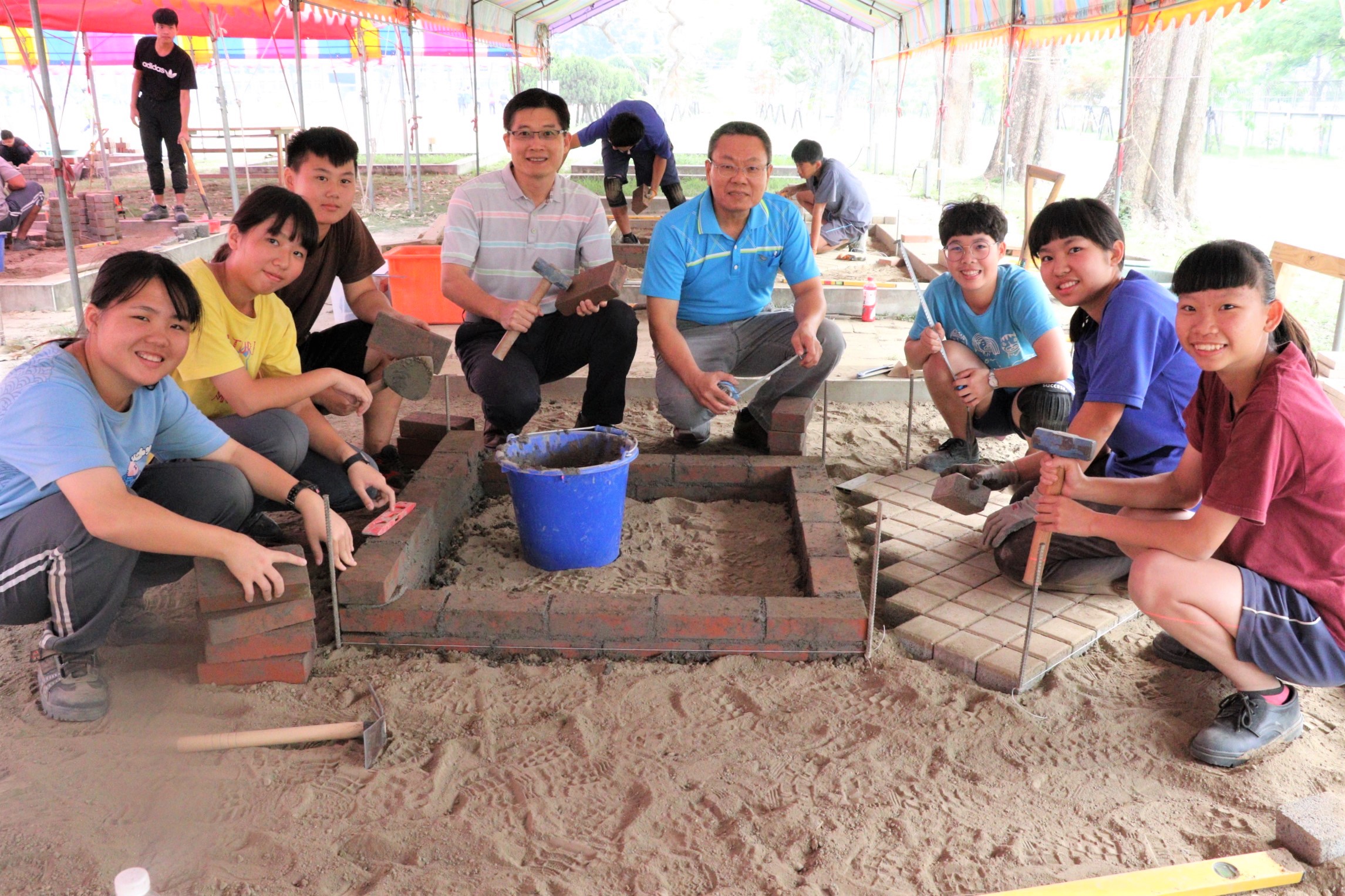 1-雲嘉南代理分署長劉邦棟(左4).職訓師劉耀坤(右4)為魏千琇(右1)等六嬌娃加油打氣