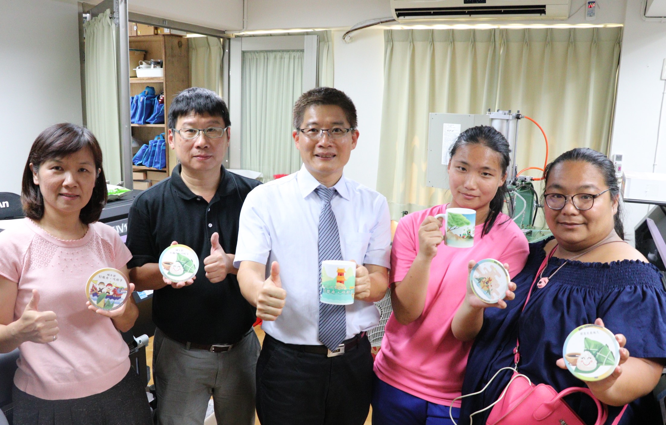 1-吳雨軒(右2)做馬克杯,雲嘉南分署長劉邦棟(左3)科長曾秋瑾(左1)職訓師郭文軒(左2)媽媽潘錦香(右1)肯定表現