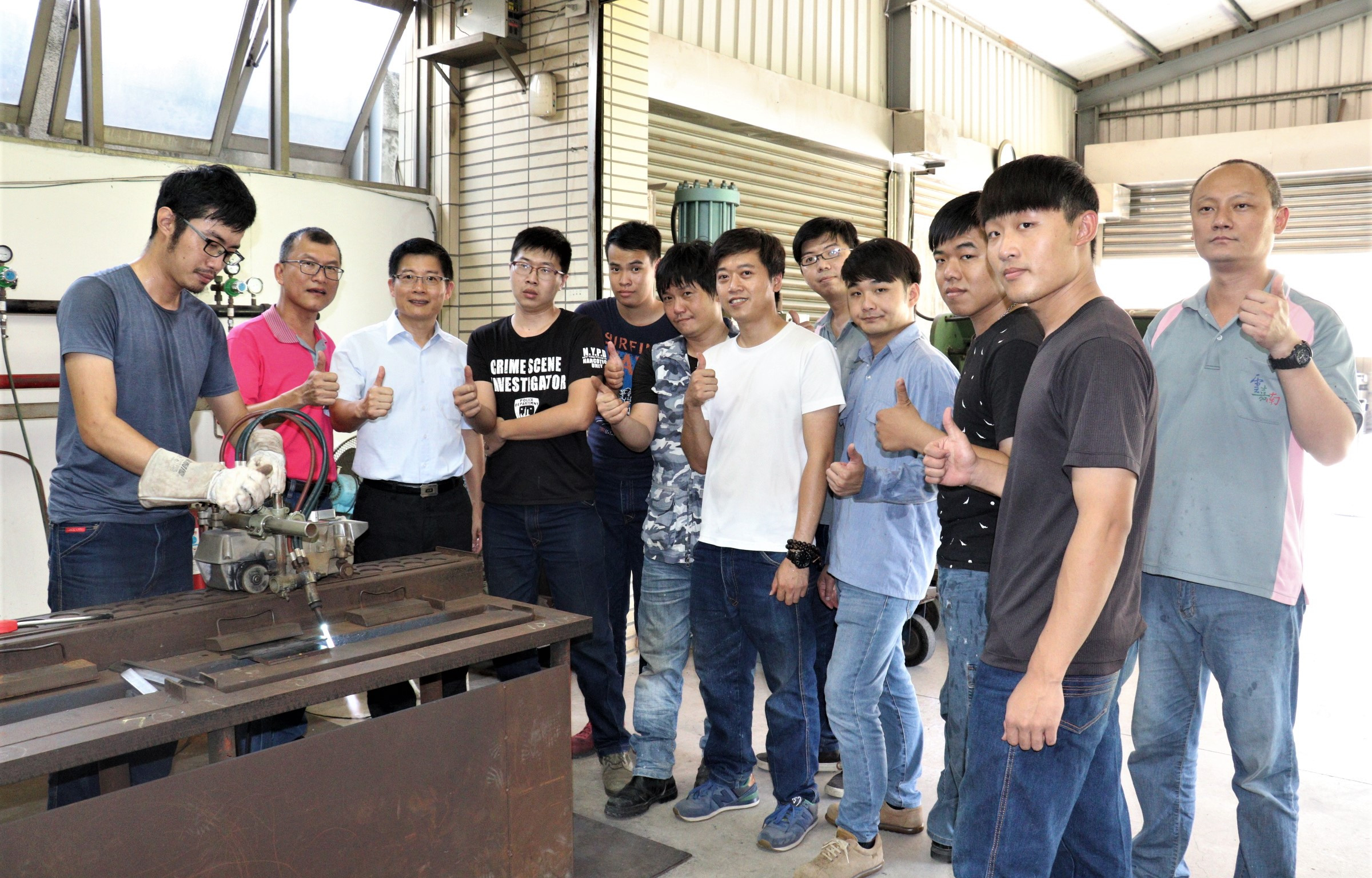 2謝秉富(左1)等銲接產訓專班十位學員,訓後將馬上就業,分署長劉邦棟(左3)及訓練師劉文賢(左2)肯定表現