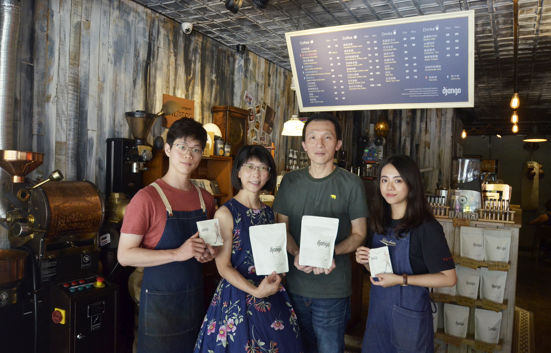 陳椿屏(左2)與先生洪志泉(右2)靠創業貸款開咖啡店圓夢