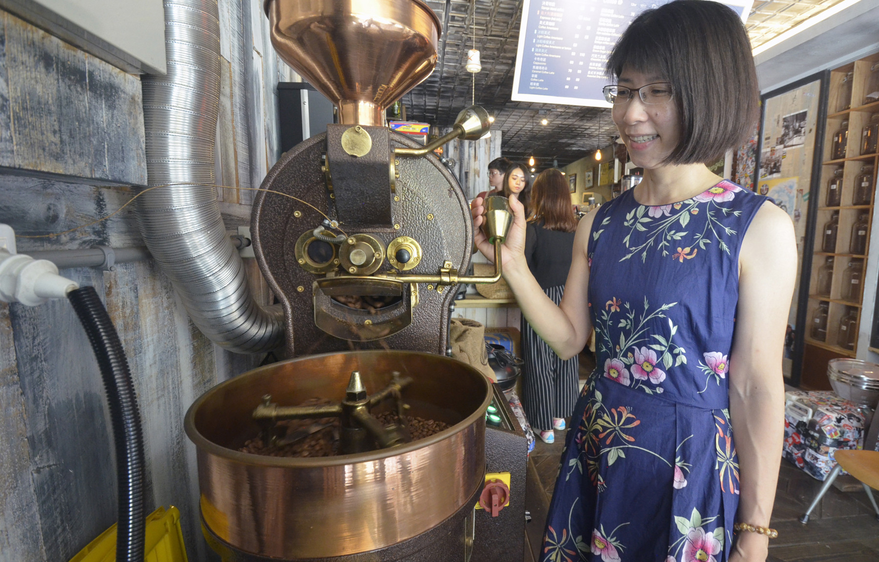 陳椿屏每天現場烘焙咖啡豆，要把咖啡最好的口感給消費者飲用。