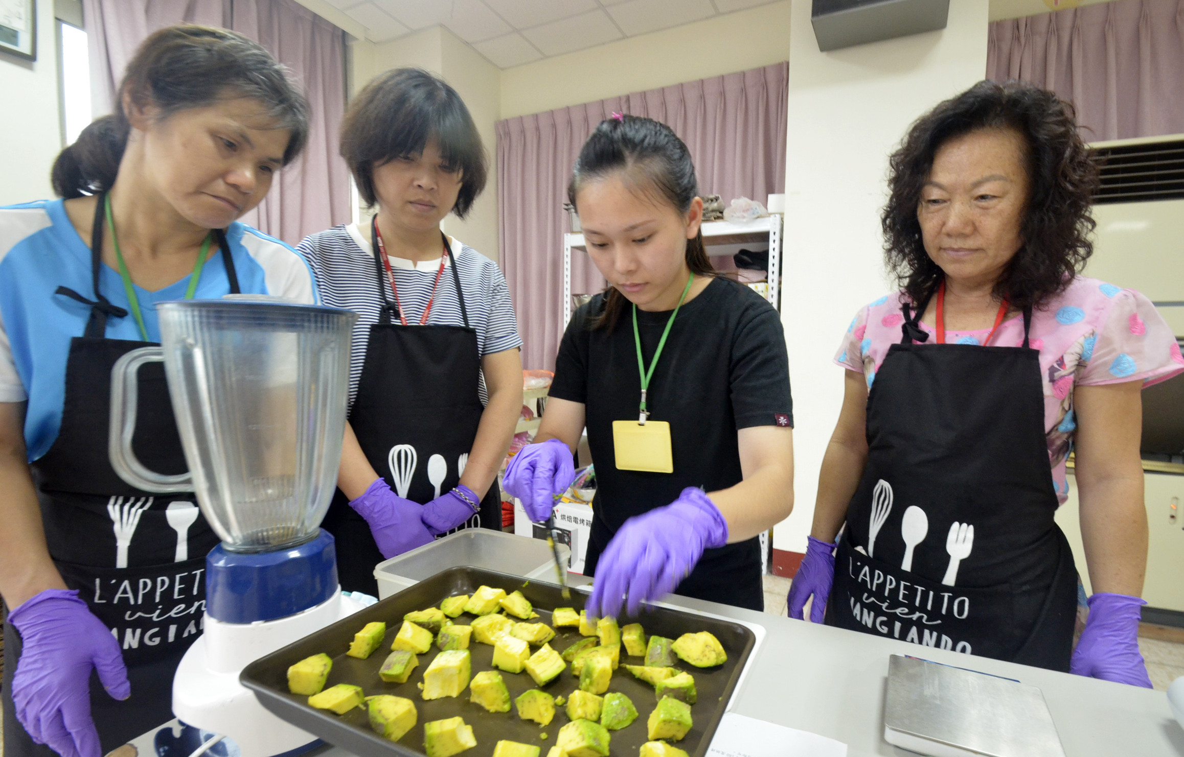 王盈穗空閒時會與多元同仁研發酪梨新產品。
