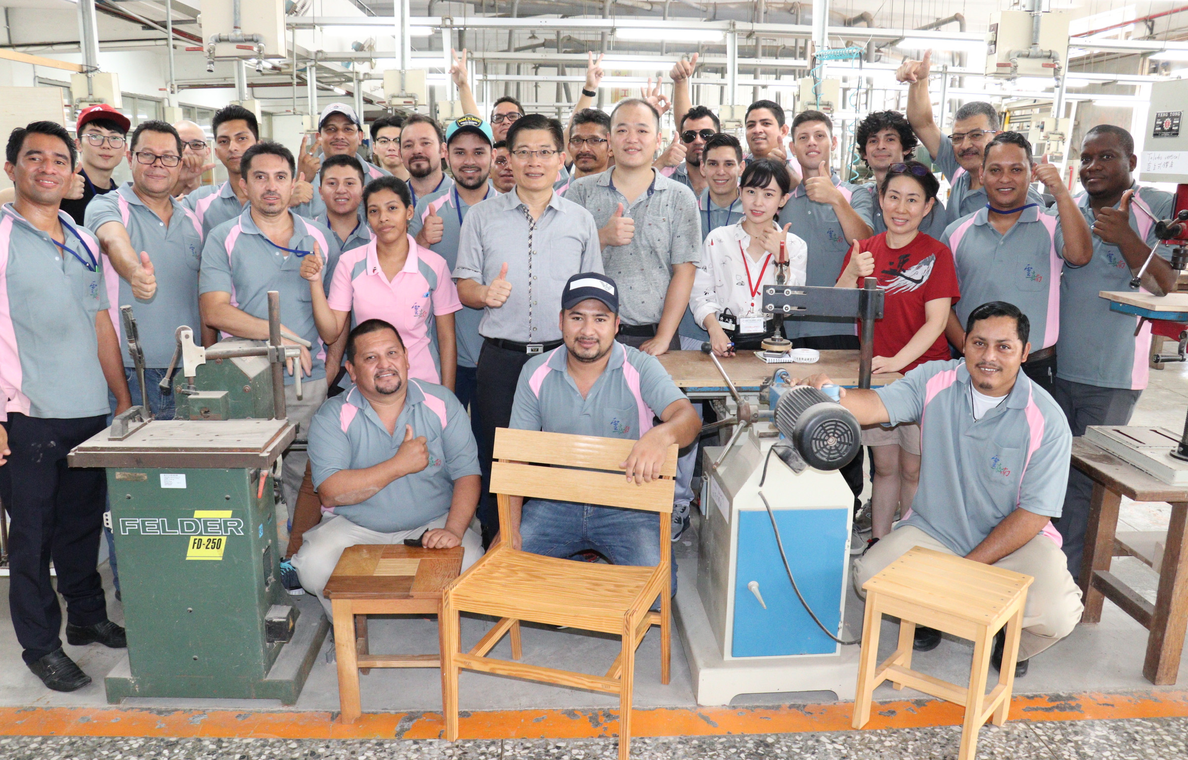 2-拉丁美洲25位學員來台學木工,雲嘉南分署長劉邦棟(中)、職訓師林彥甫與學員交流。