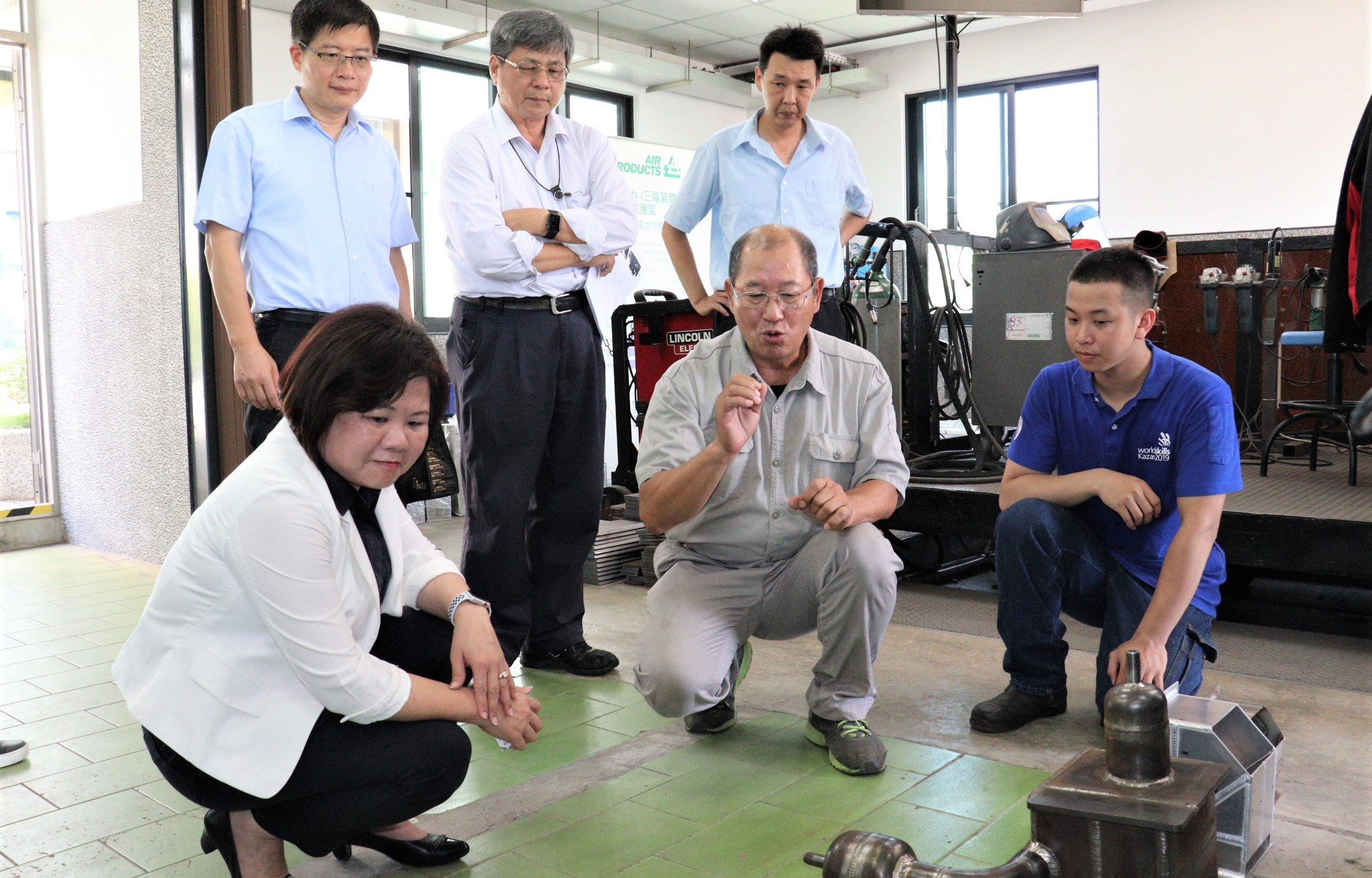 2-銲接國手郭崇逸(右1)日練12小時,勞動部長許銘春(前左1),雲嘉南分署長劉邦棟(後左1),技檢中心主任林宏德(後左2)等人到場打氣