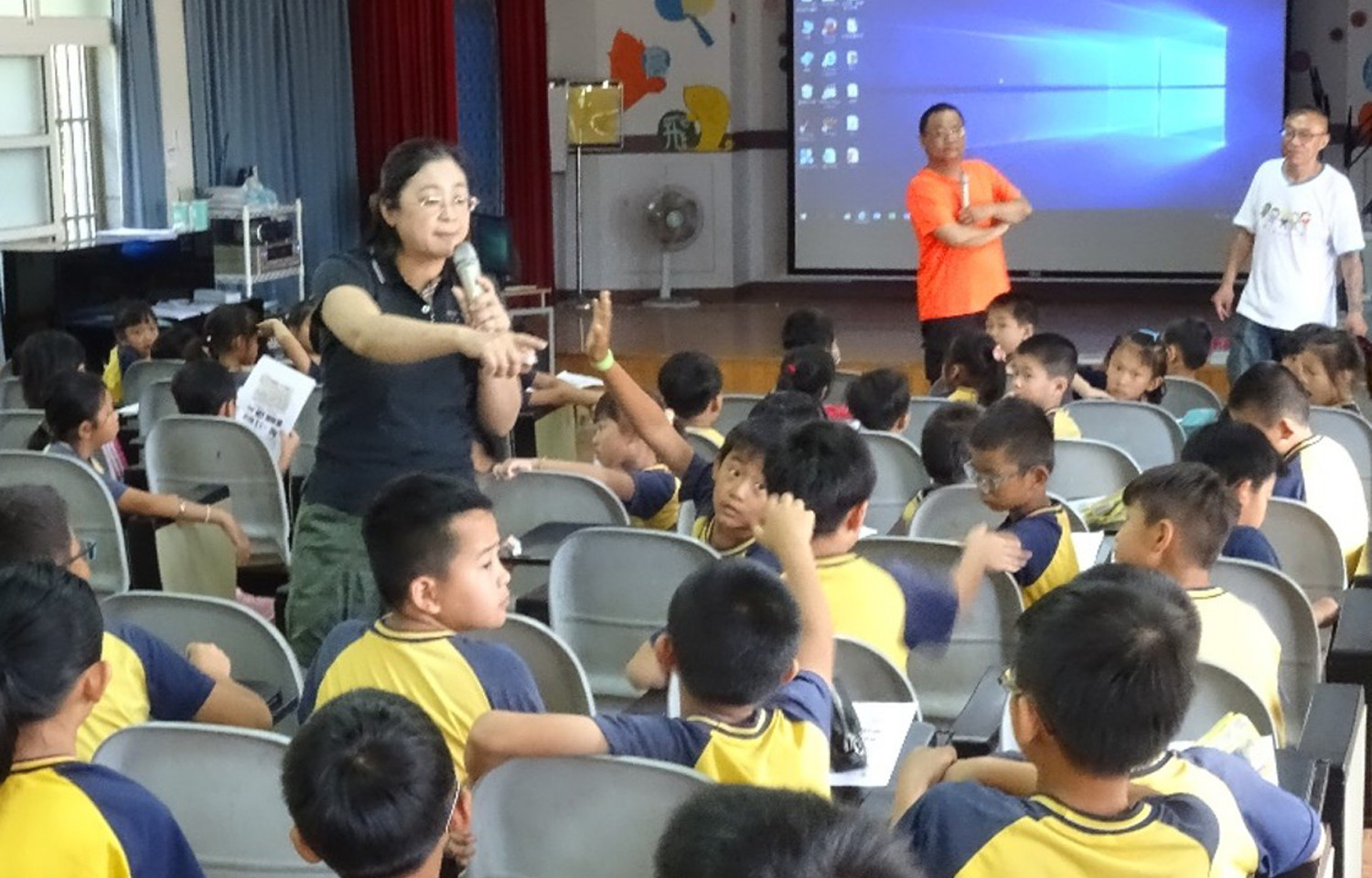 謝絜安帶領有毒品前科的更生人到學校近距離與學童進行生命教育課程，受到學生熱烈歡迎。