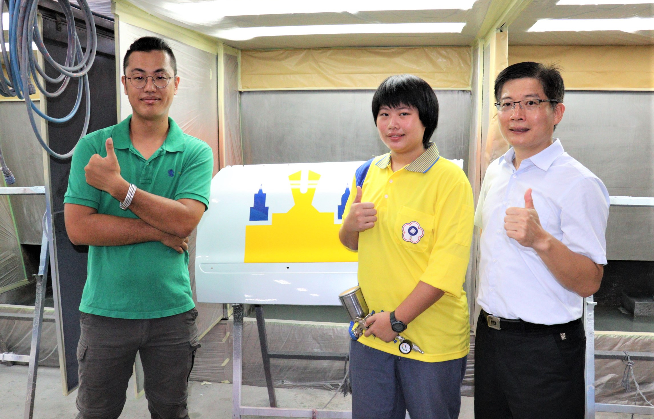 2-蔡佳蓓(中)作工精細,雲嘉南分署長劉邦棟(右)及老師林裕強(左)肯定表現 (1)