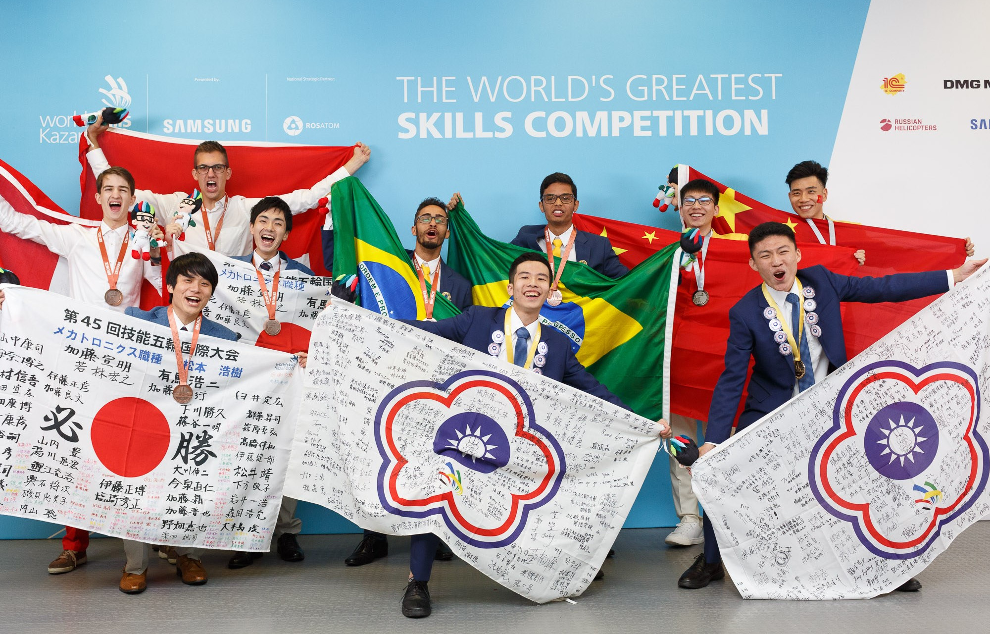 機電整合宋承勳(前右2).闕伯陽(前右1)拿下國際金牌(雲嘉南分署提供) (1) (1)