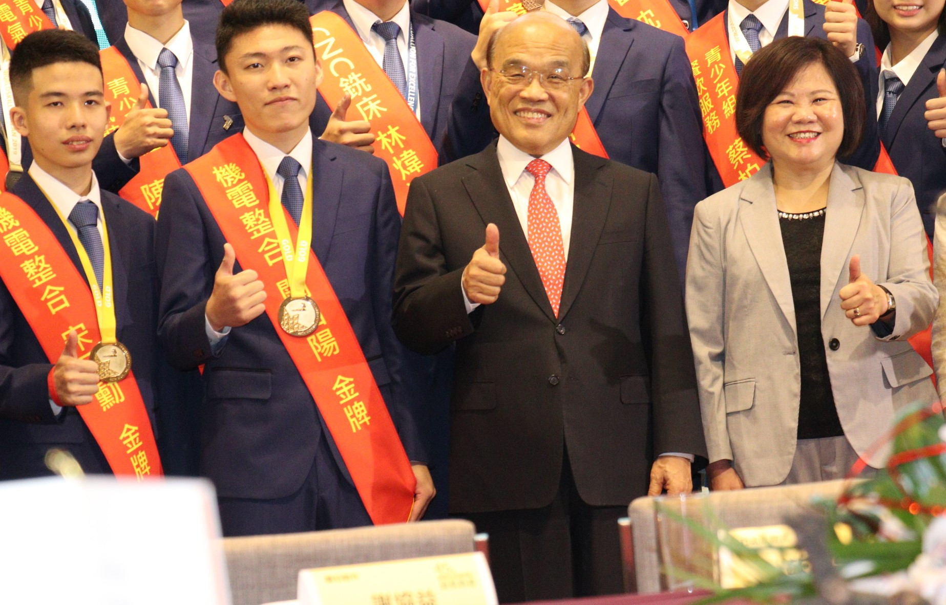 2-機電整合宋承勳(左1)闕伯陽(左2)國際賽摘金，行政院長蘇貞昌(中).勞動部長許銘春(右2).勞發署長黃秋桂(右1)出席頒獎祝賀(雲嘉南分署提供)