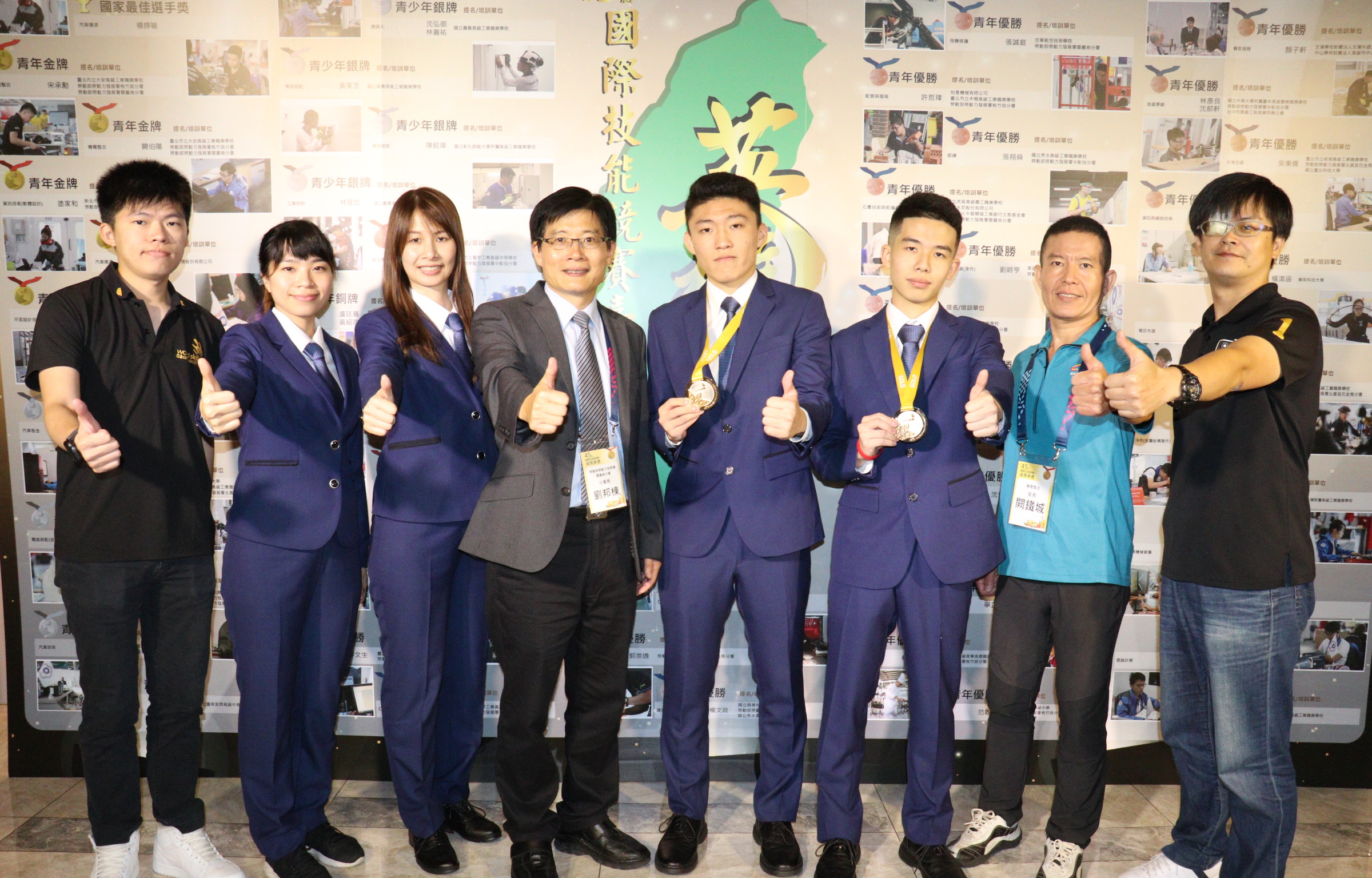 1-機電整合宋承勳(右3)闕伯陽(右4)國際賽摘金，雲嘉南分署長劉邦棟(右5),闕爸爸(右2)及老師群.翻譯肯定表現(雲嘉南分署提供)