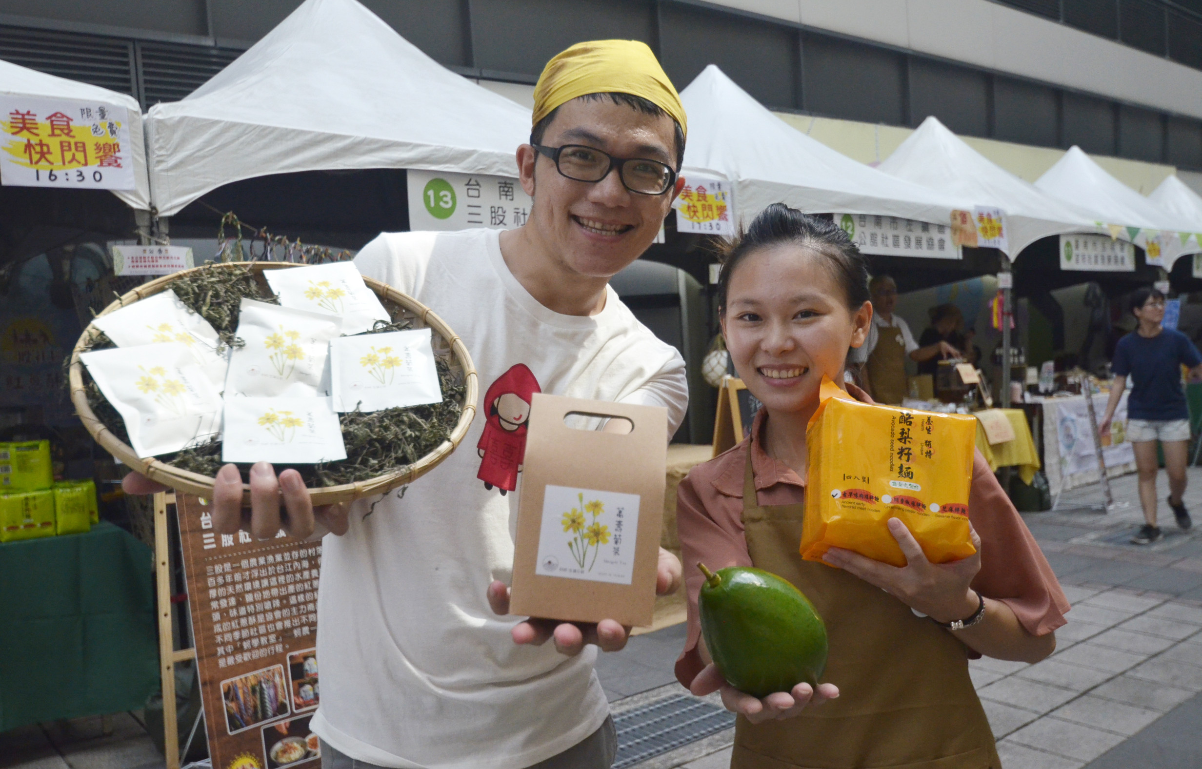 兩位八年級生賴政達(左)、王盈穗(右)回鄉行銷農特產，希望帶動社區翻轉。