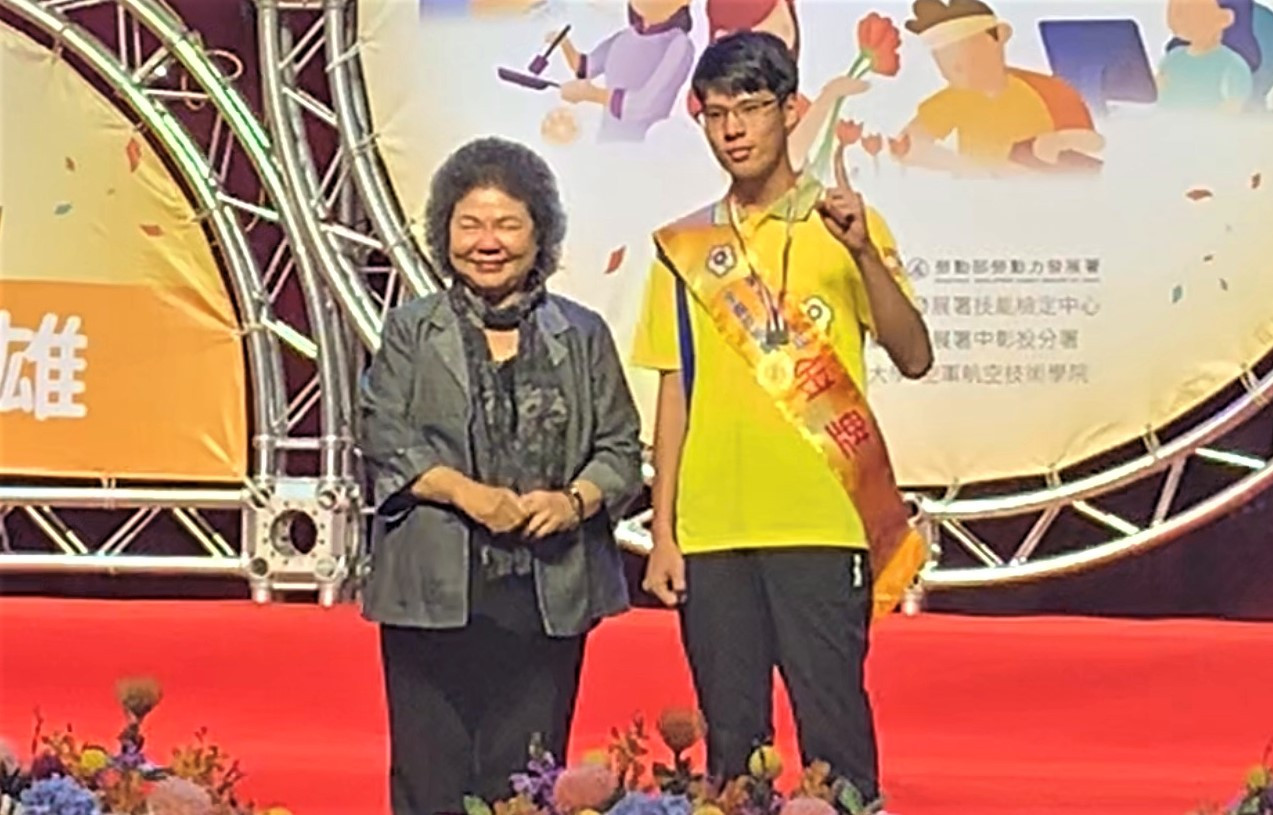 2-蘇柏豪(右)奪模具金牌，總統府祕書長陳菊今頒獎