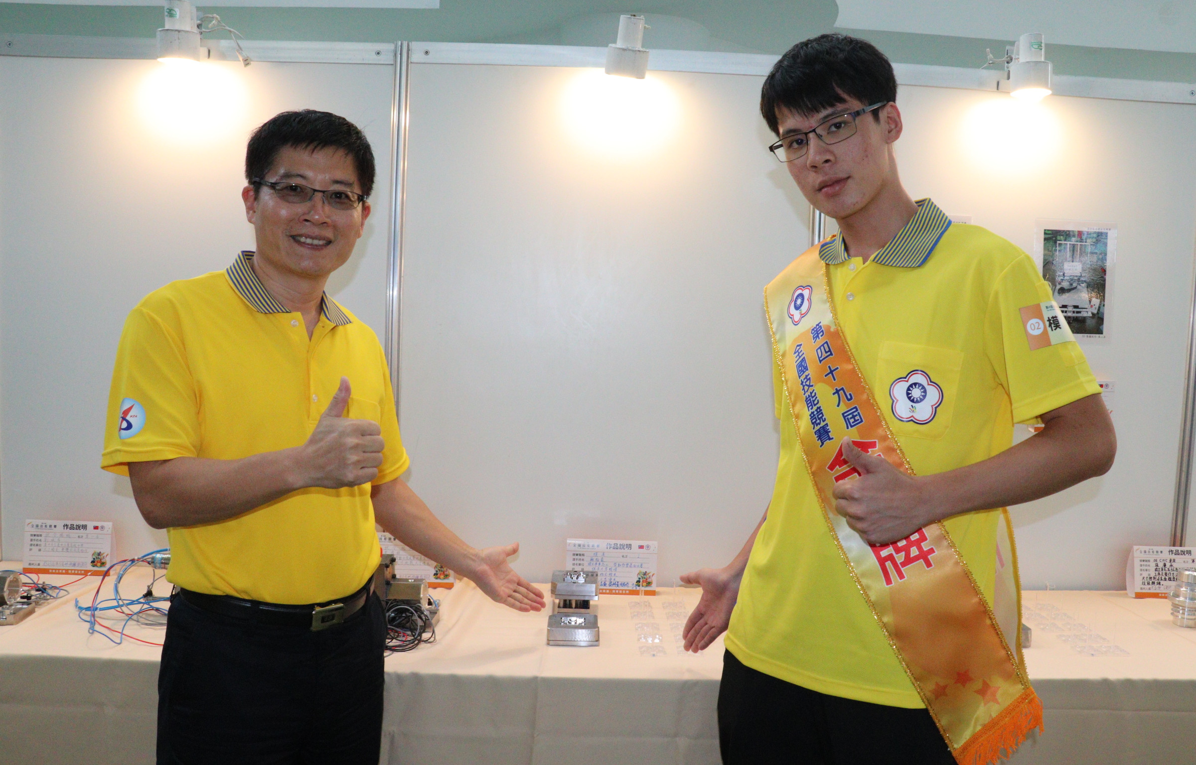 3蘇柏豪(右)奪模具金牌，雲嘉南分署長劉邦棟(左)讚作品精度及拋光度佳