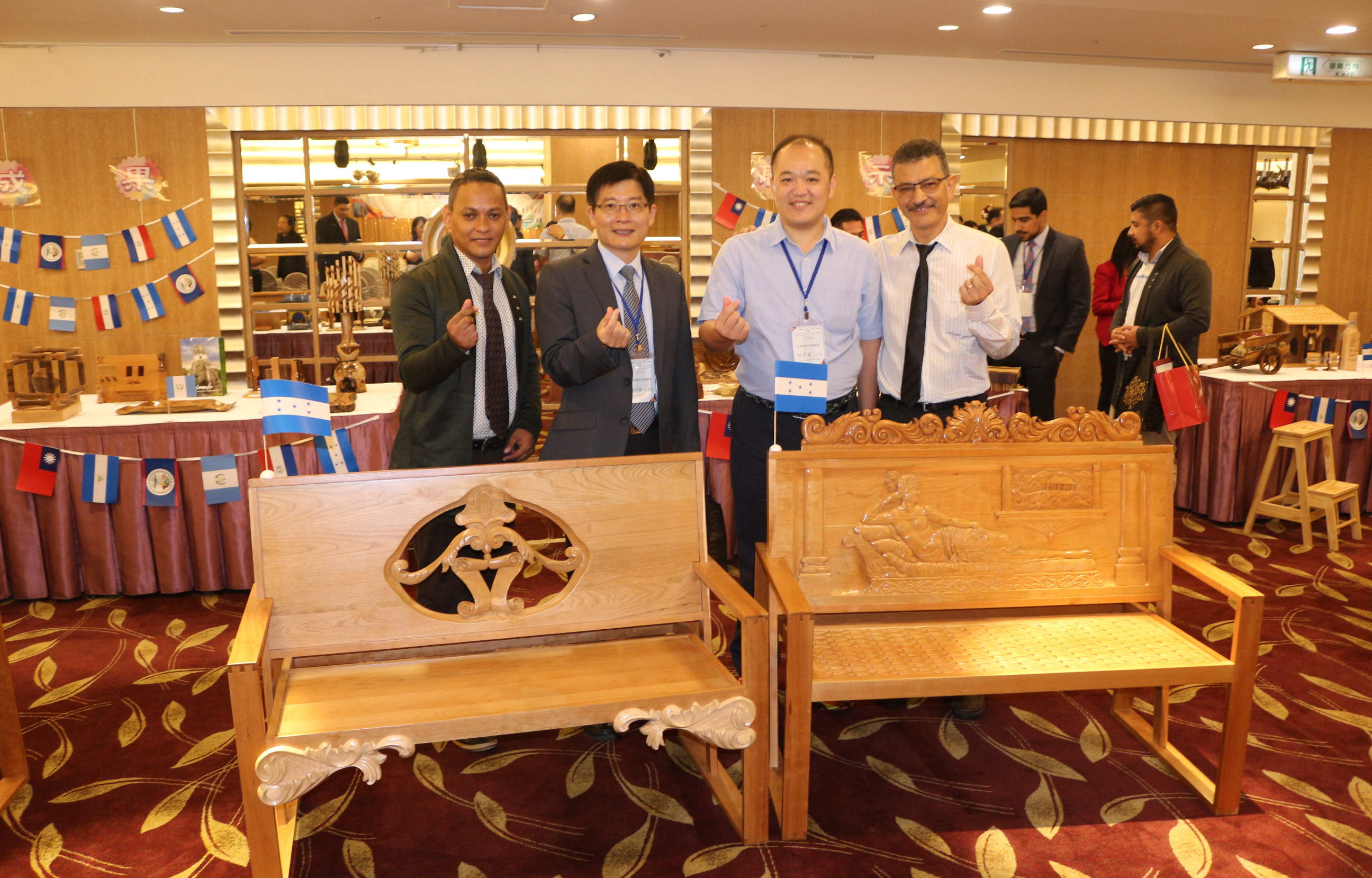 通稿-雲嘉南分署長劉邦棟(左2)與職訓師林彥甫(右2)讚Romàn(右1)及Jorge(左1)的作品藝術價值極高！