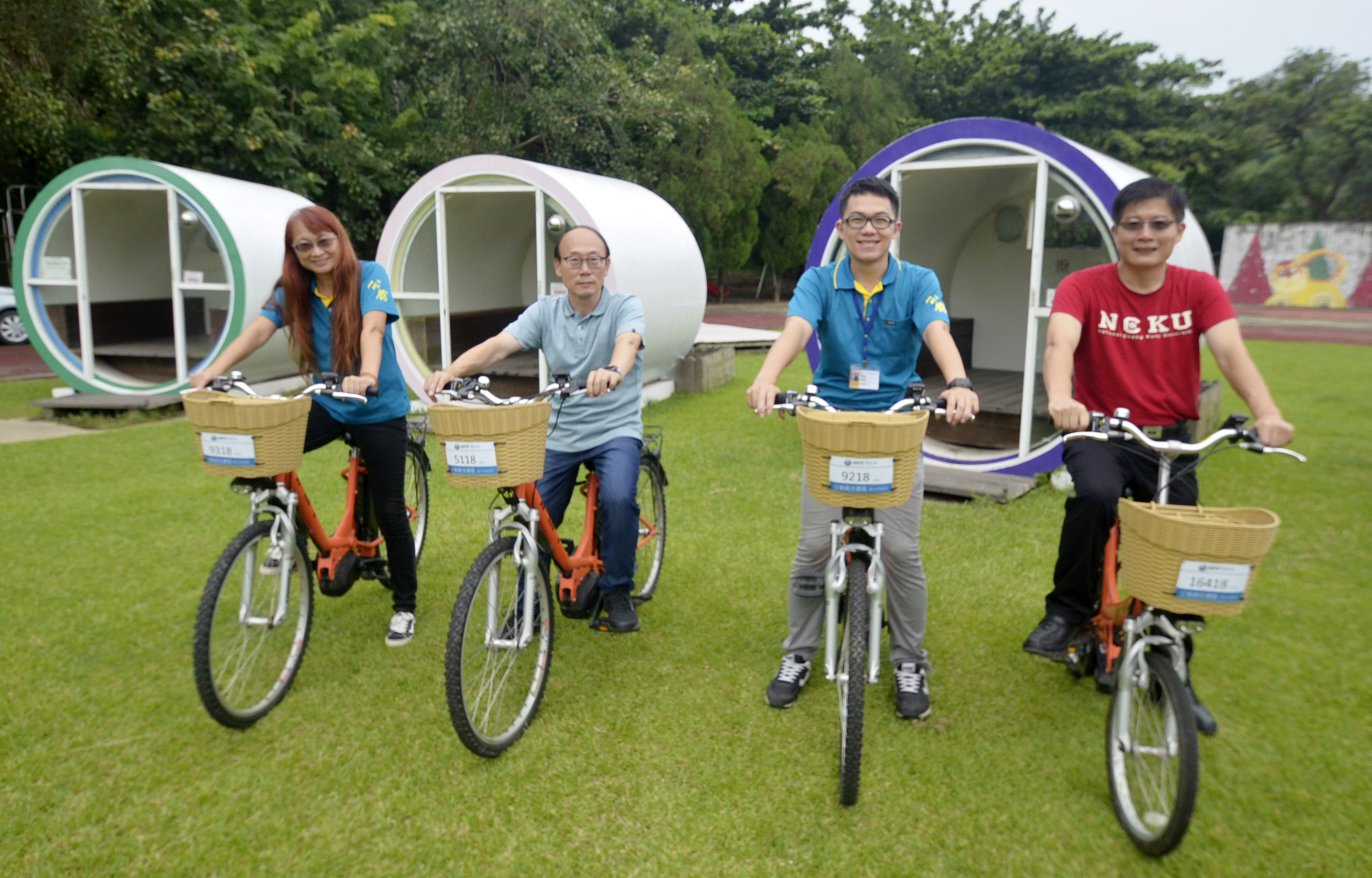 賴政達(右2)不只推廣社區農產，也著手規劃文化體驗行程，並與電動腳踏車業者合作，帶著遊客進行農村巡禮，深入認識左鎮。