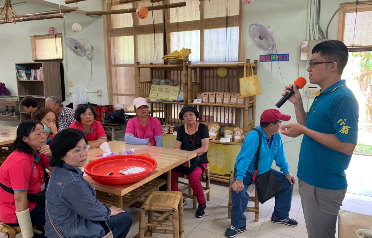 80年次在地青年賴政達(中)，參與勞動部多元就業方案計畫幫左鎮公舘社區推廣萬壽菊茶、葛鬱金麵等農特產品。