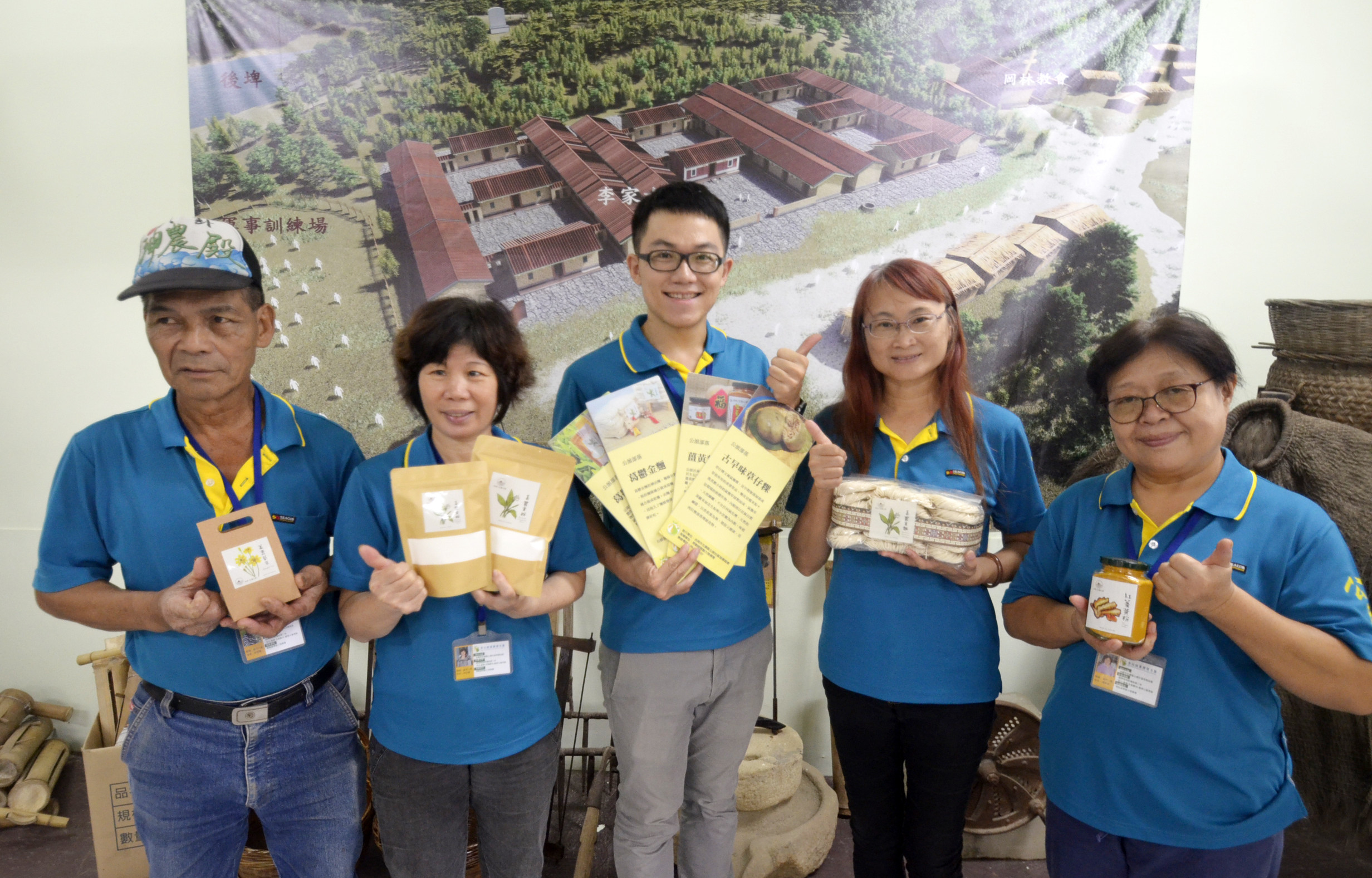 在勞動部多元就業方案資源挹注下，賴政達開始帶導覽，與遊客進行草仔粿DIY體驗。