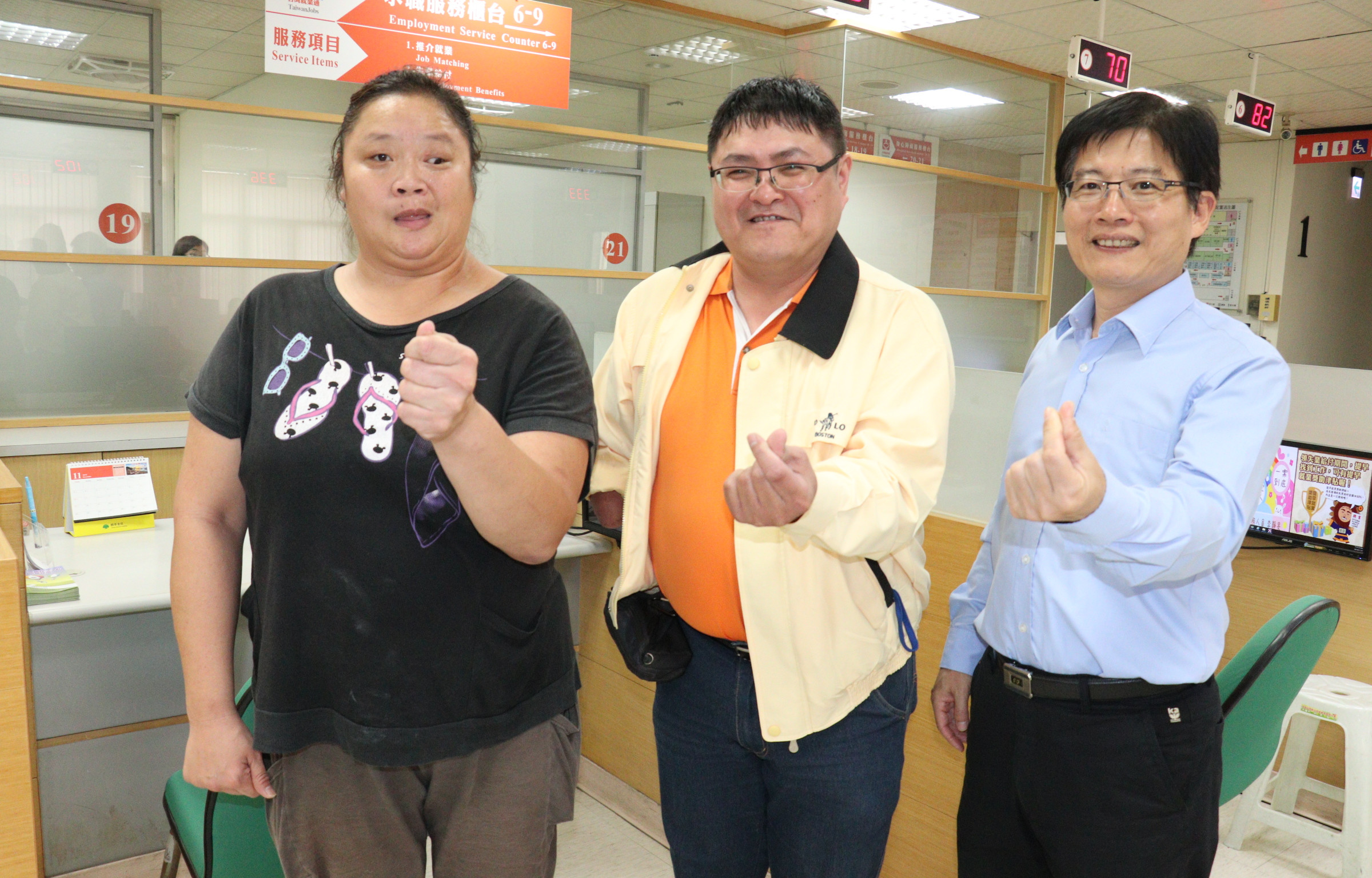 ２雲嘉南分署長劉邦棟（右）肯定分署身心障礙員工張政裕(中)等人表現