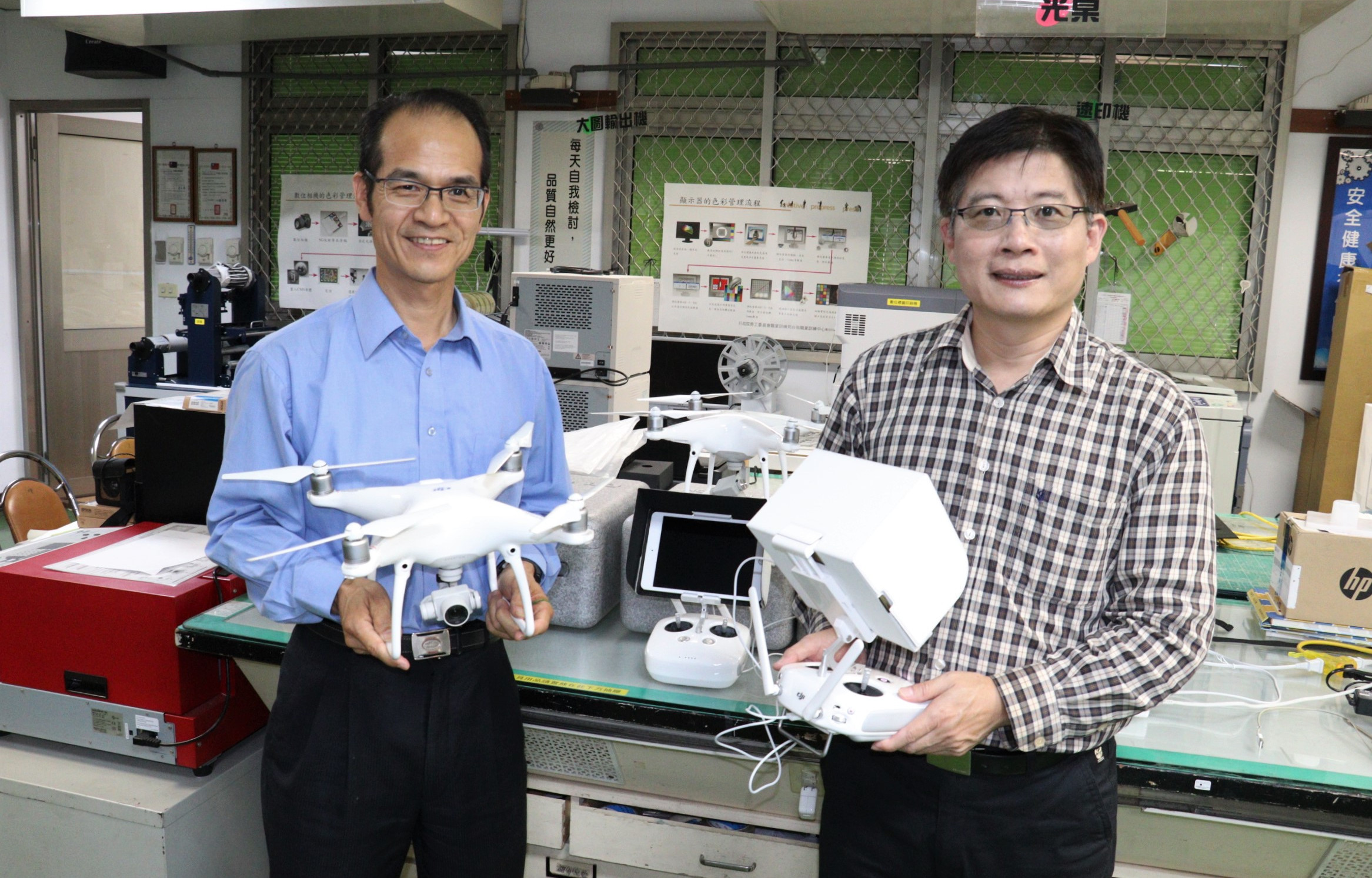 1雲嘉南分署備有4台無人機,分署長劉邦棟(右)及職訓師郭啟禎(左)歡迎民眾報名
