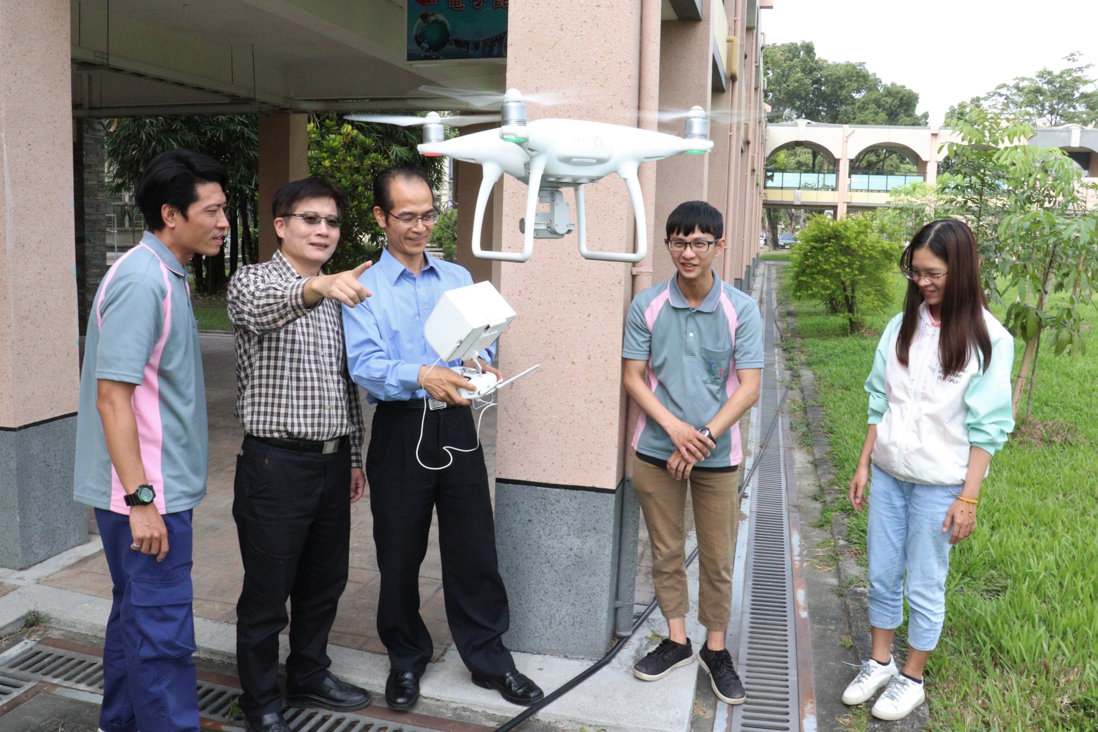 2雲嘉南分署首開無人機班,分署長劉邦棟(左2)及職訓師郭啟禎(左3)歡迎民眾報名