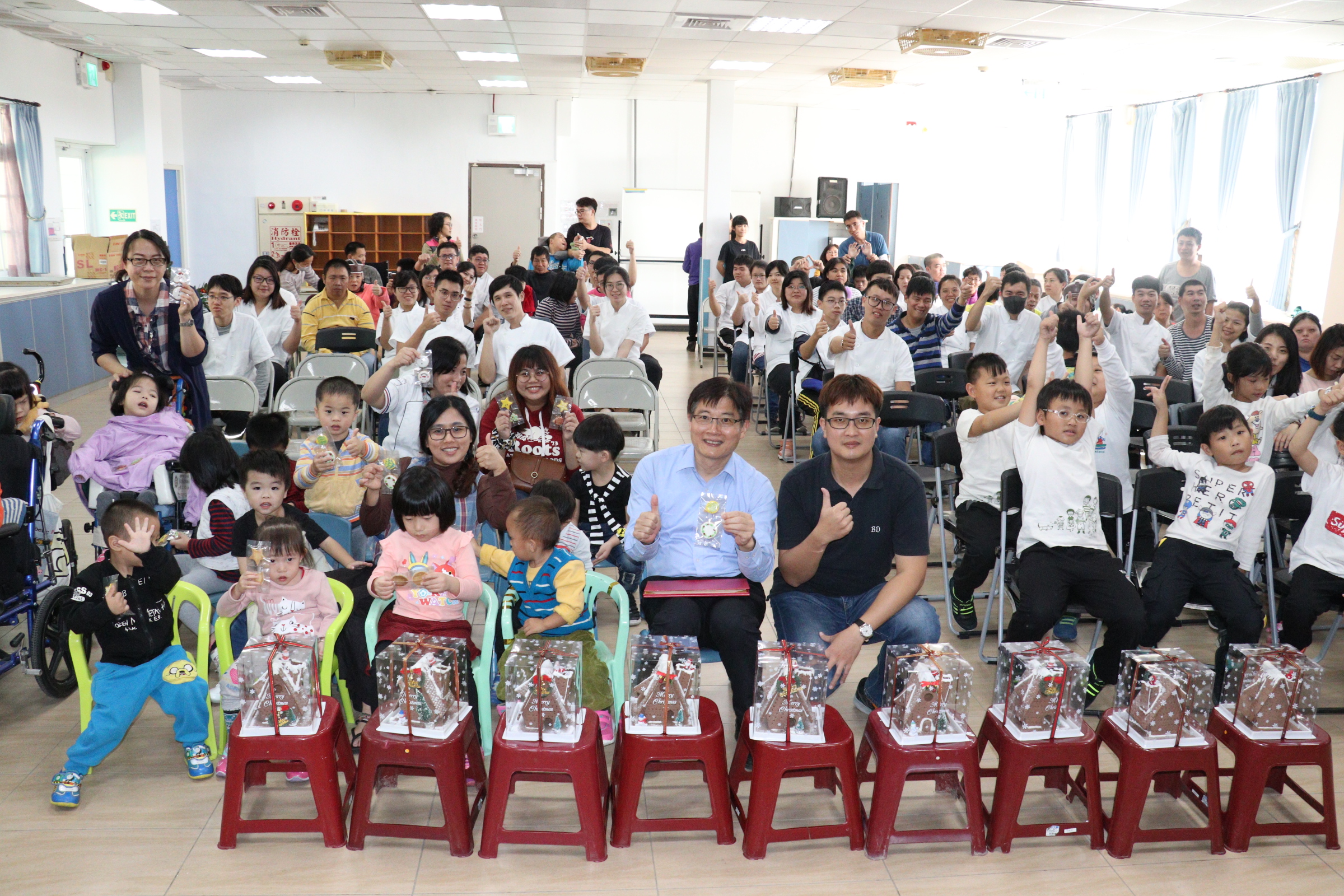 3-雲嘉南分署長劉邦棟(前水藍衣)帶領職訓學員到德蘭啟智中心與學童歡度耶誕