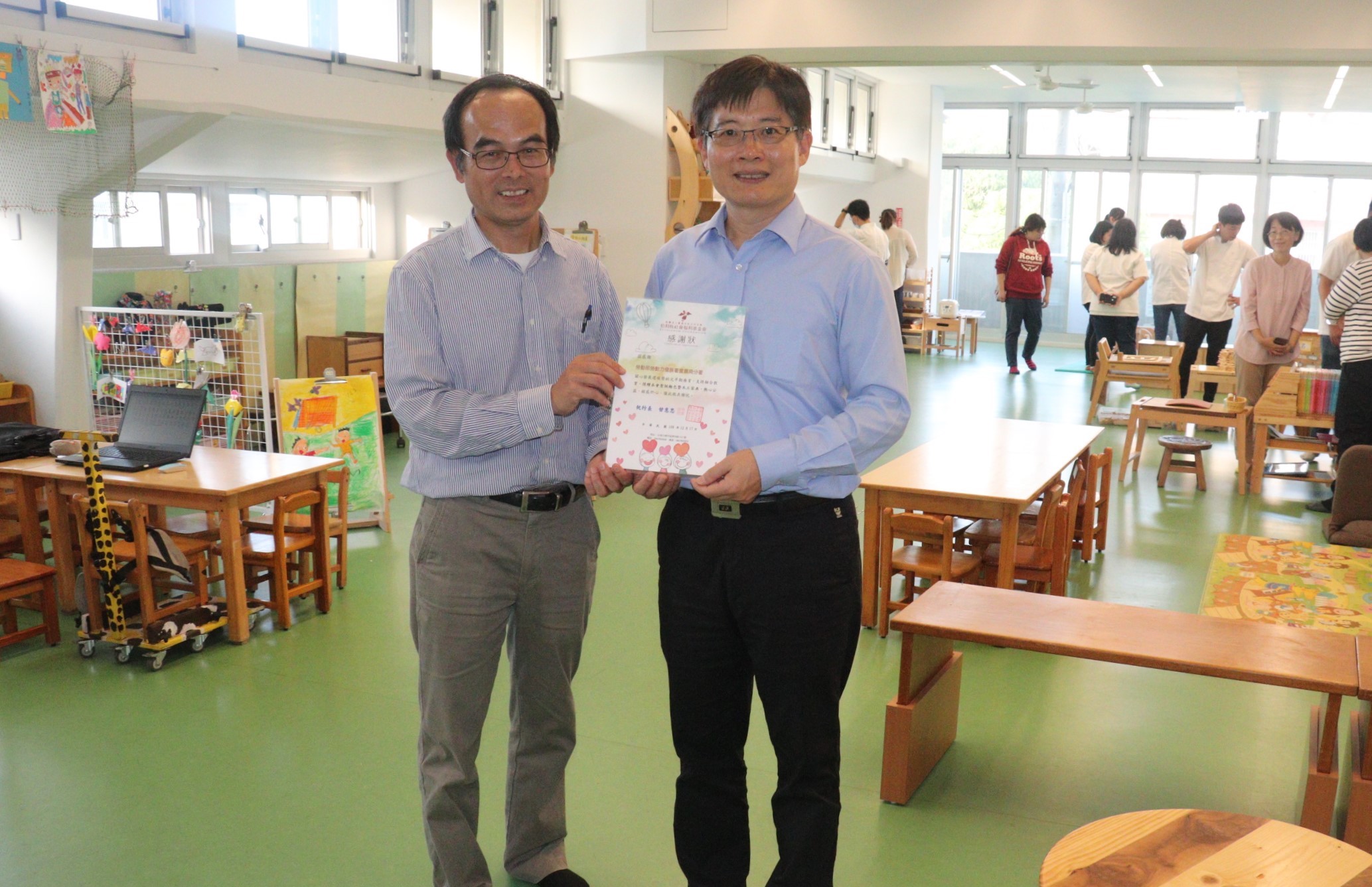 2-雲嘉南分署長劉邦棟(右)代表致贈職訓家具,伯利恆執行秘書陳正霖(左)致贈感謝狀