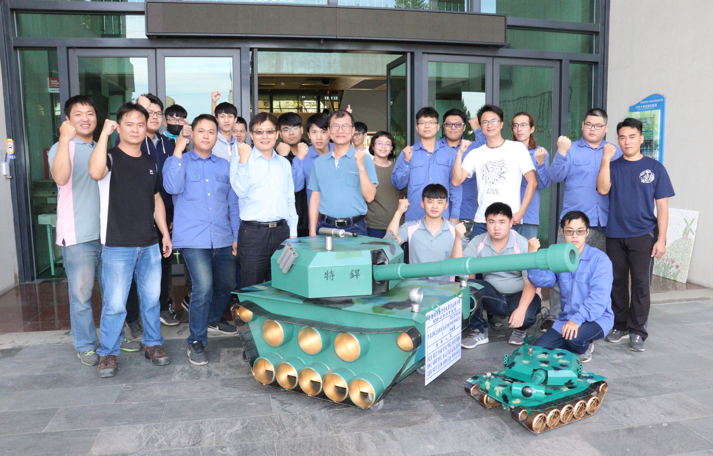 1雲嘉南分署長劉邦棟(前左3)及職訓師劉文賢(前左4)肯定銲接學員表現