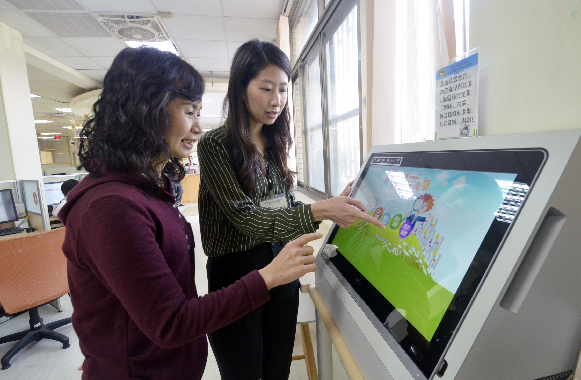 因家裡開工廠，蘇逸捷(右)更能體會中高齡員工的辛苦。