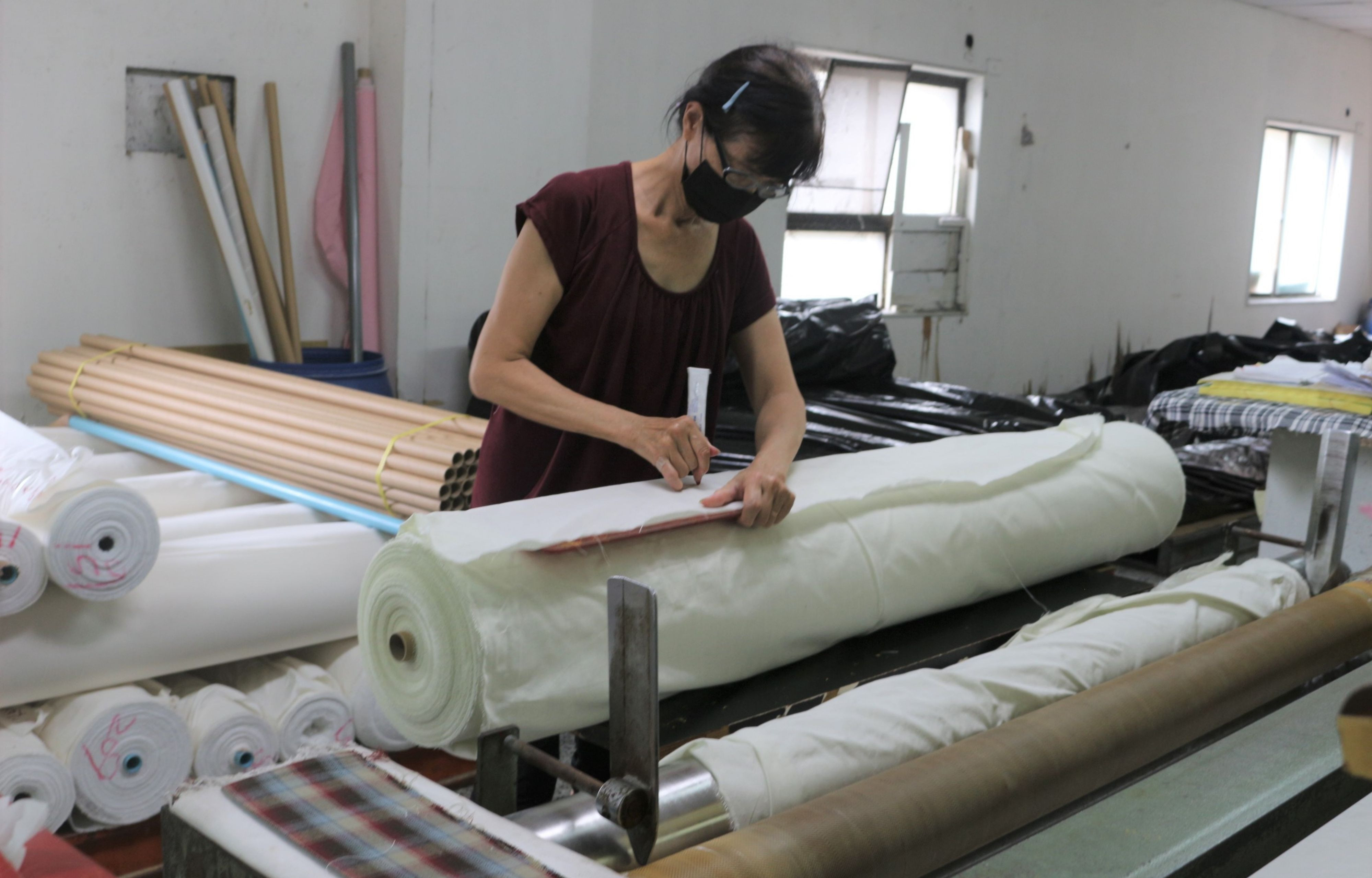 東竹國際紡織公司繼續僱用高齡者，除提供高齡者工作機會外，也營造友善工作環境。