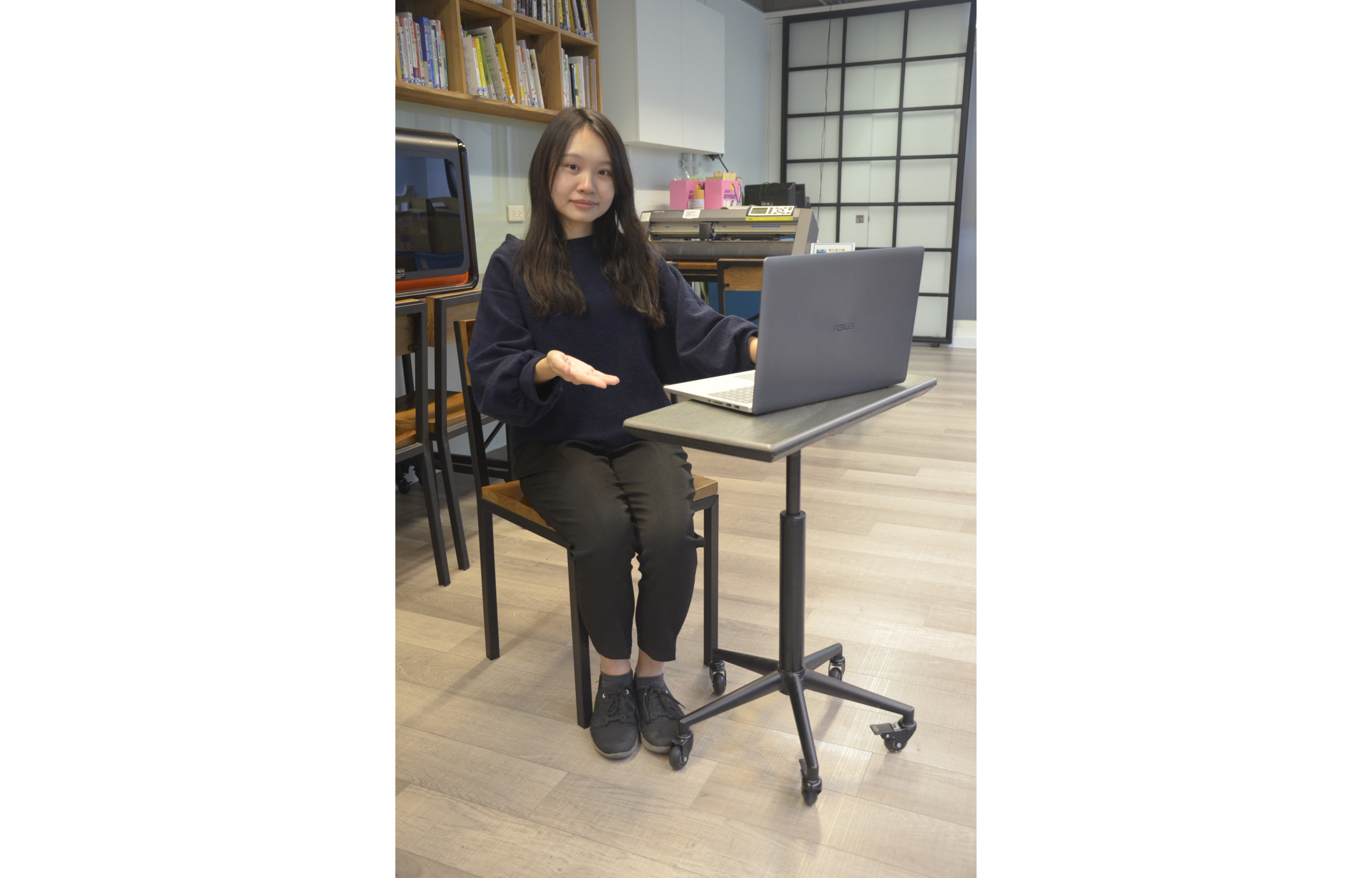 女創客王妤甄，開發「wellable」氣壓式升降桌，材質結合石英磚與合板，桌面防刮防燙，質感好、耐用度高，獲得不少好評。