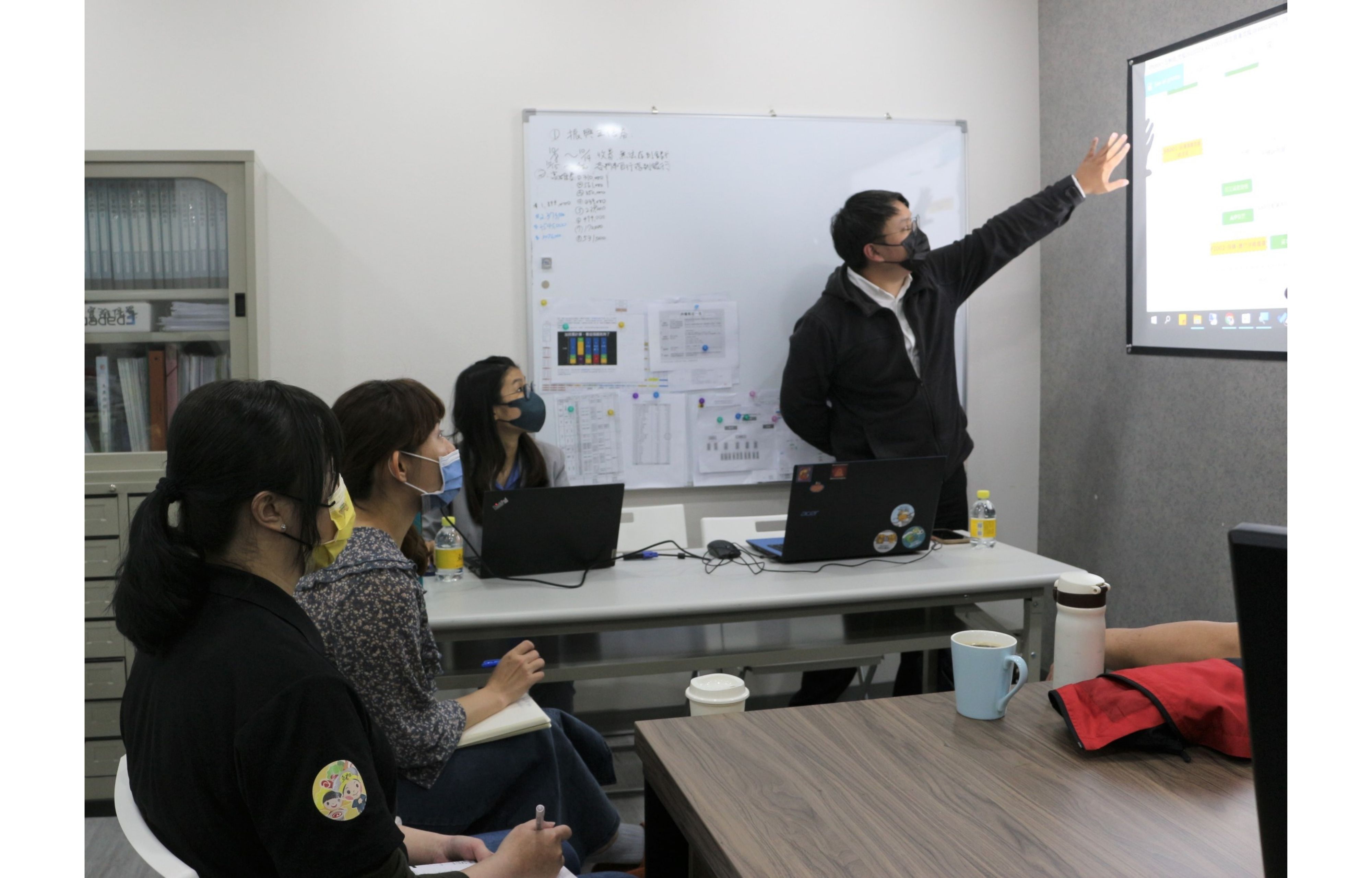 歷史系畢業的廖家彬(右一)，透過「產業新尖兵計畫」的協助，跳脫框架成為跨領域資訊人才，並能獨當一面向顧客說明資訊系統。