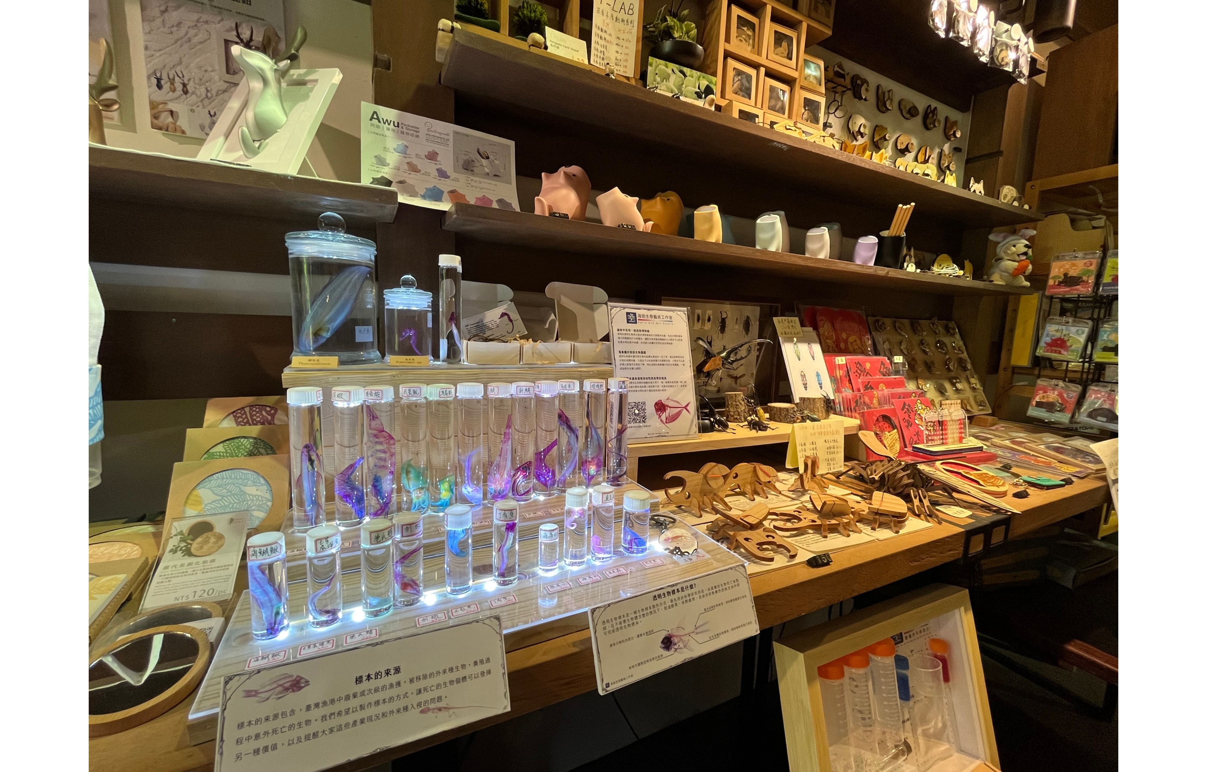 海山藝館專賣大港社區香草產品與生態系相關文創商品。