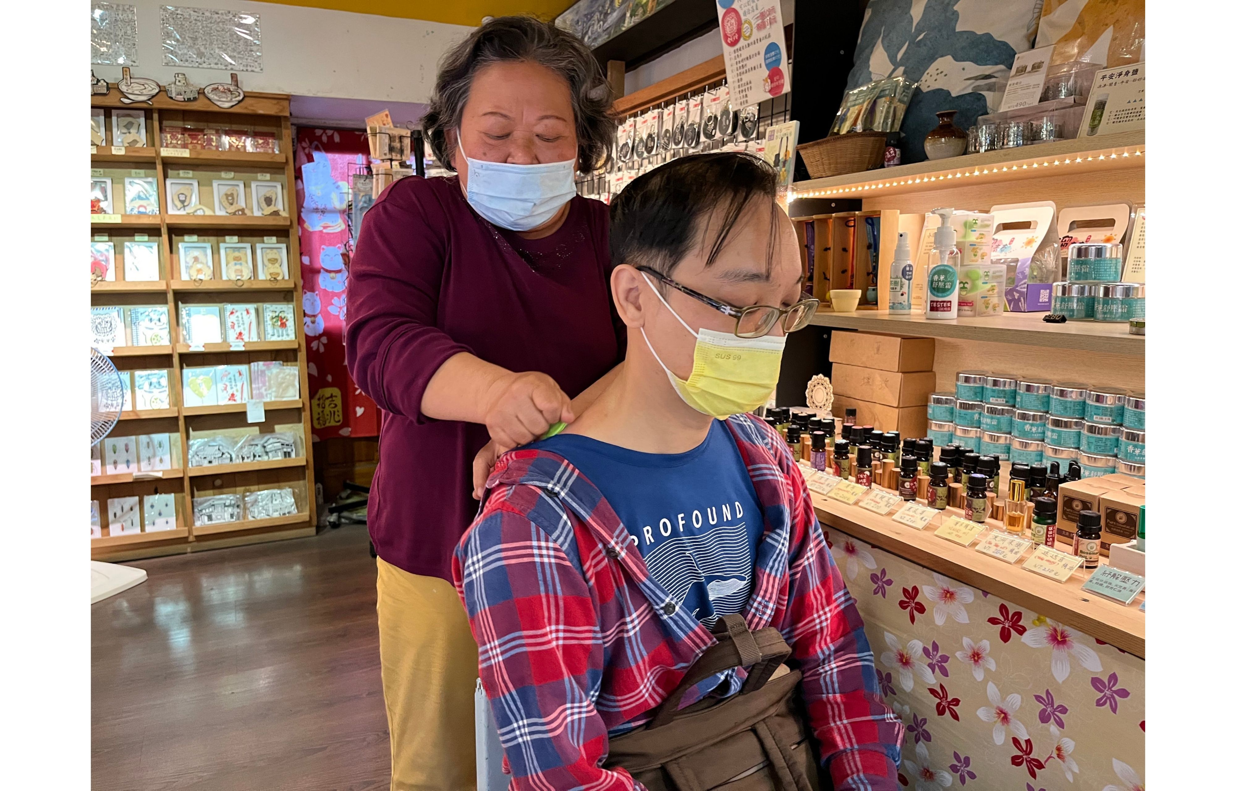 黃素霞有經絡按摩職訓經驗，向消費者解說產品時也讓顧客實際體驗。