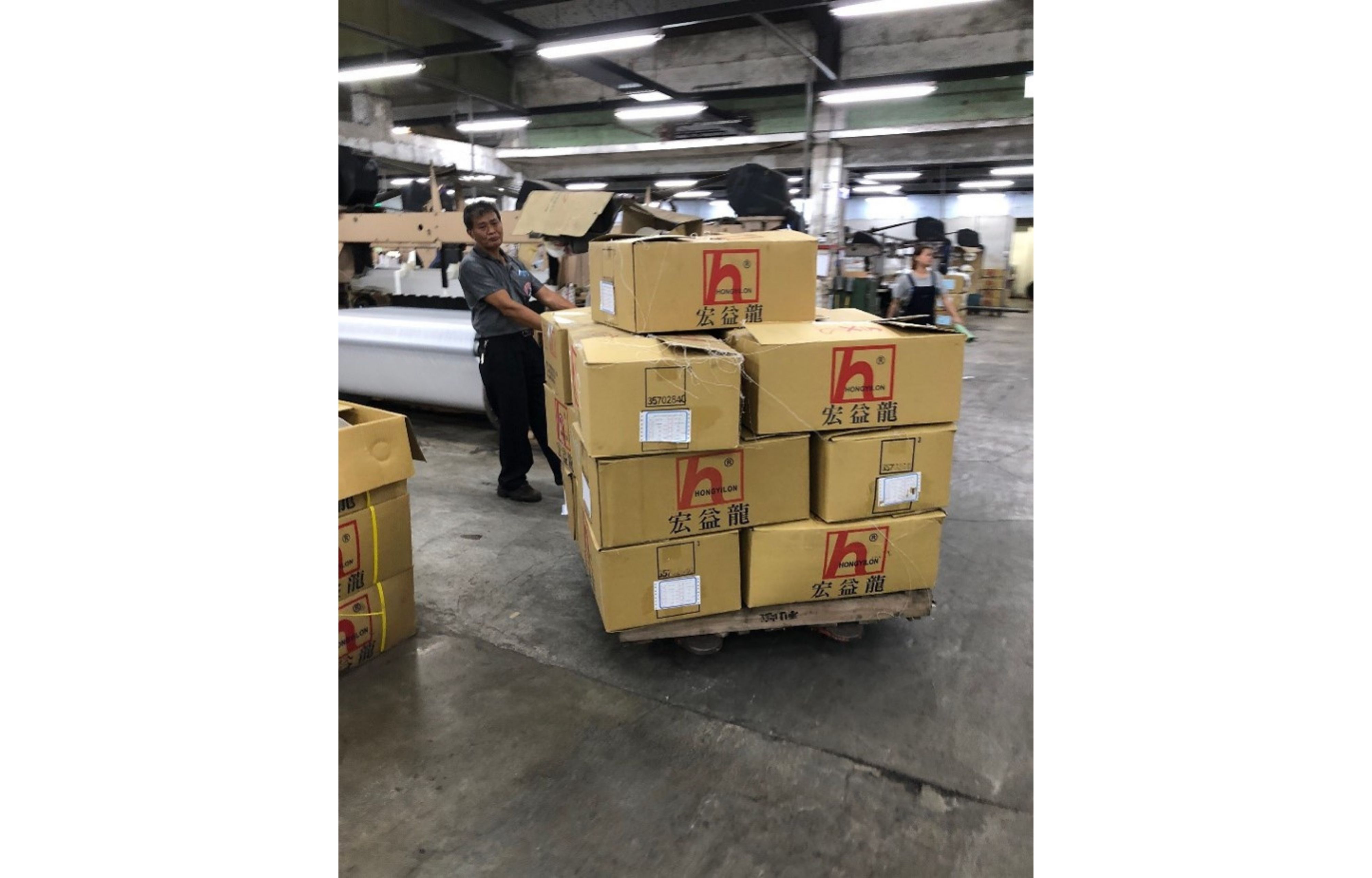 東纖導入「職務再設計」方案，添購輔具積極改善工作環境，減輕中高齡員工的體力負荷。