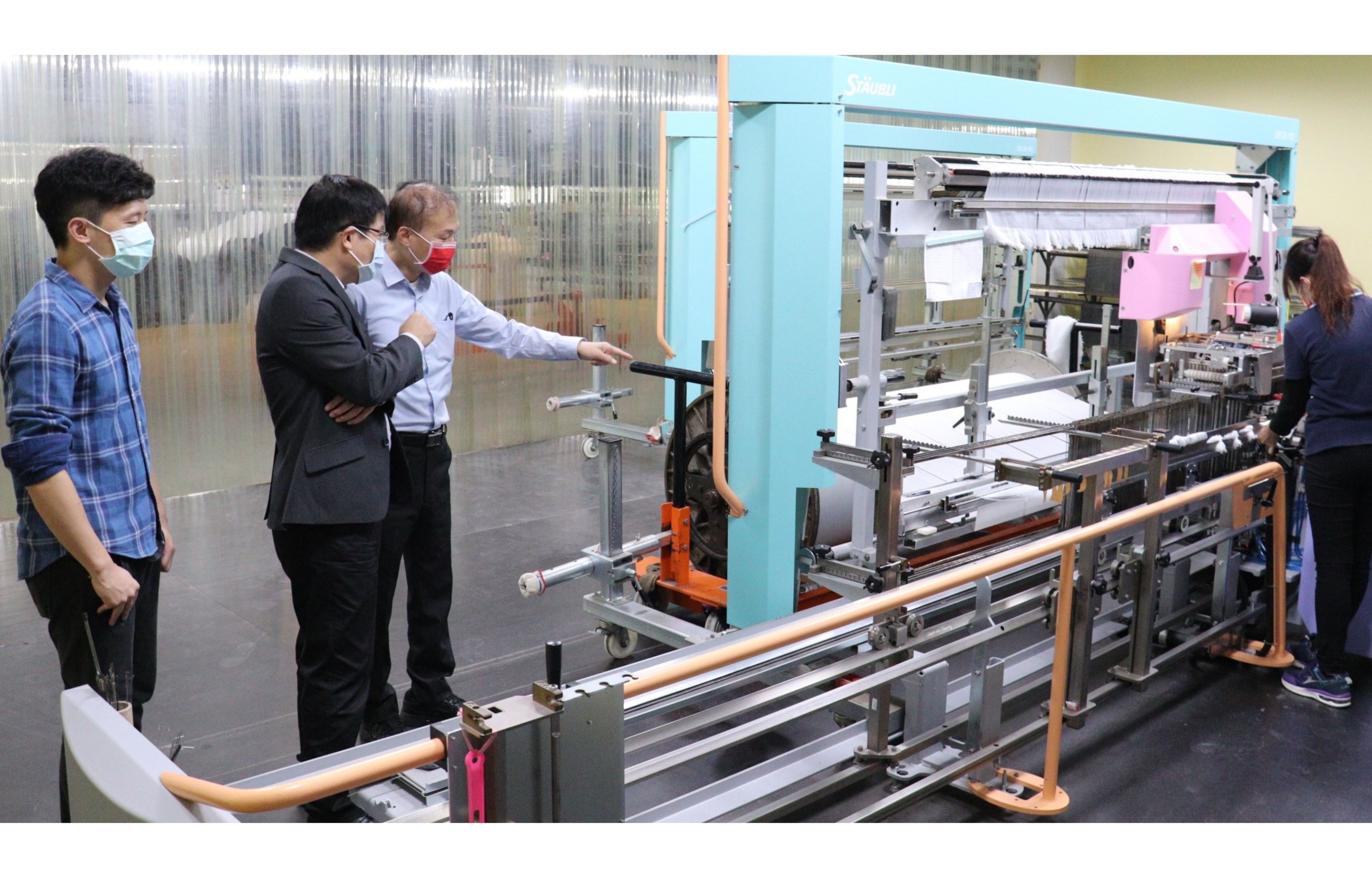 東纖近年引進自動穿綜設備，建置友善職場環境。