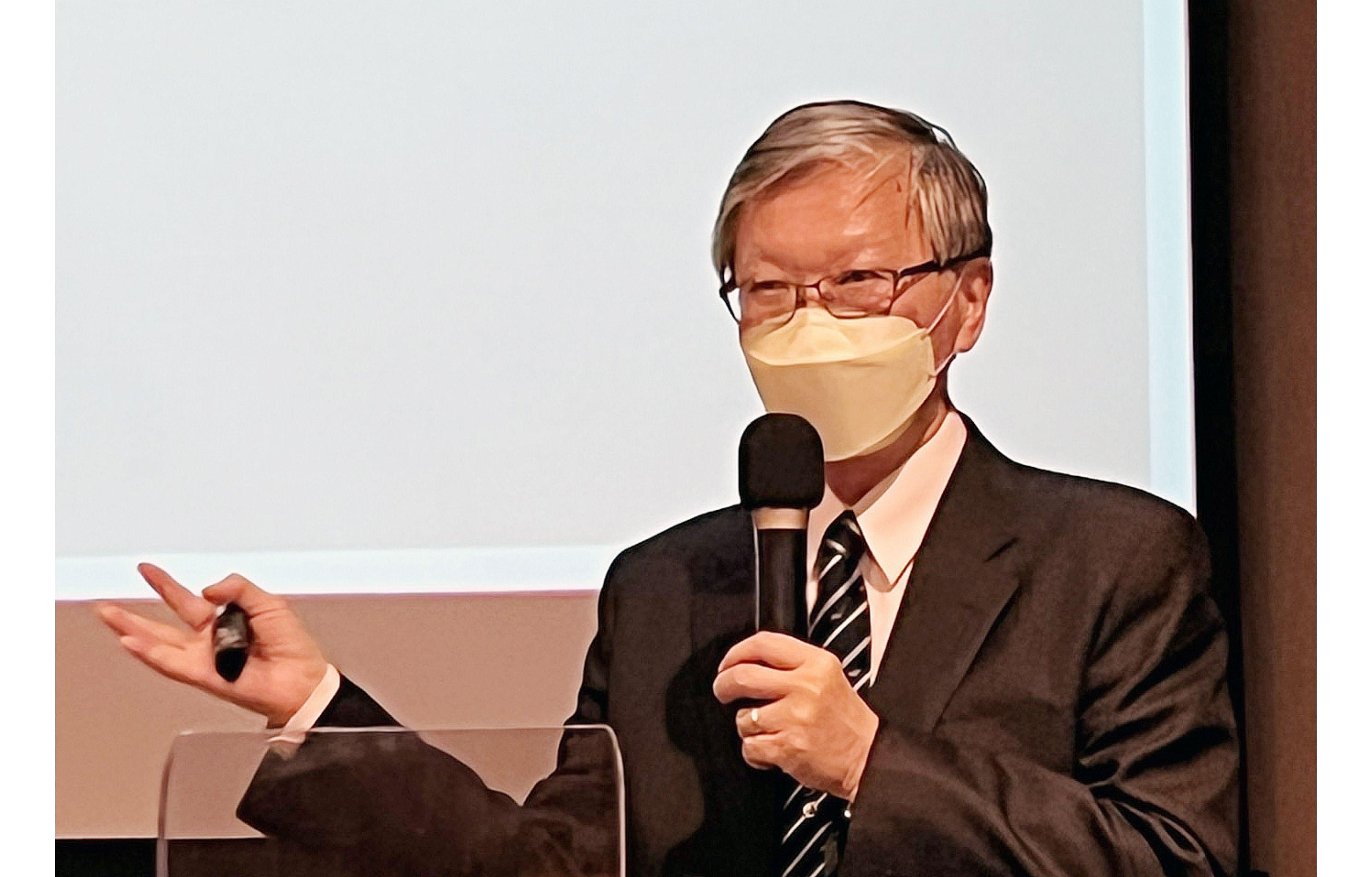 勞動部雲嘉南分署請來勞動法令權威邱駿彥分享經驗。