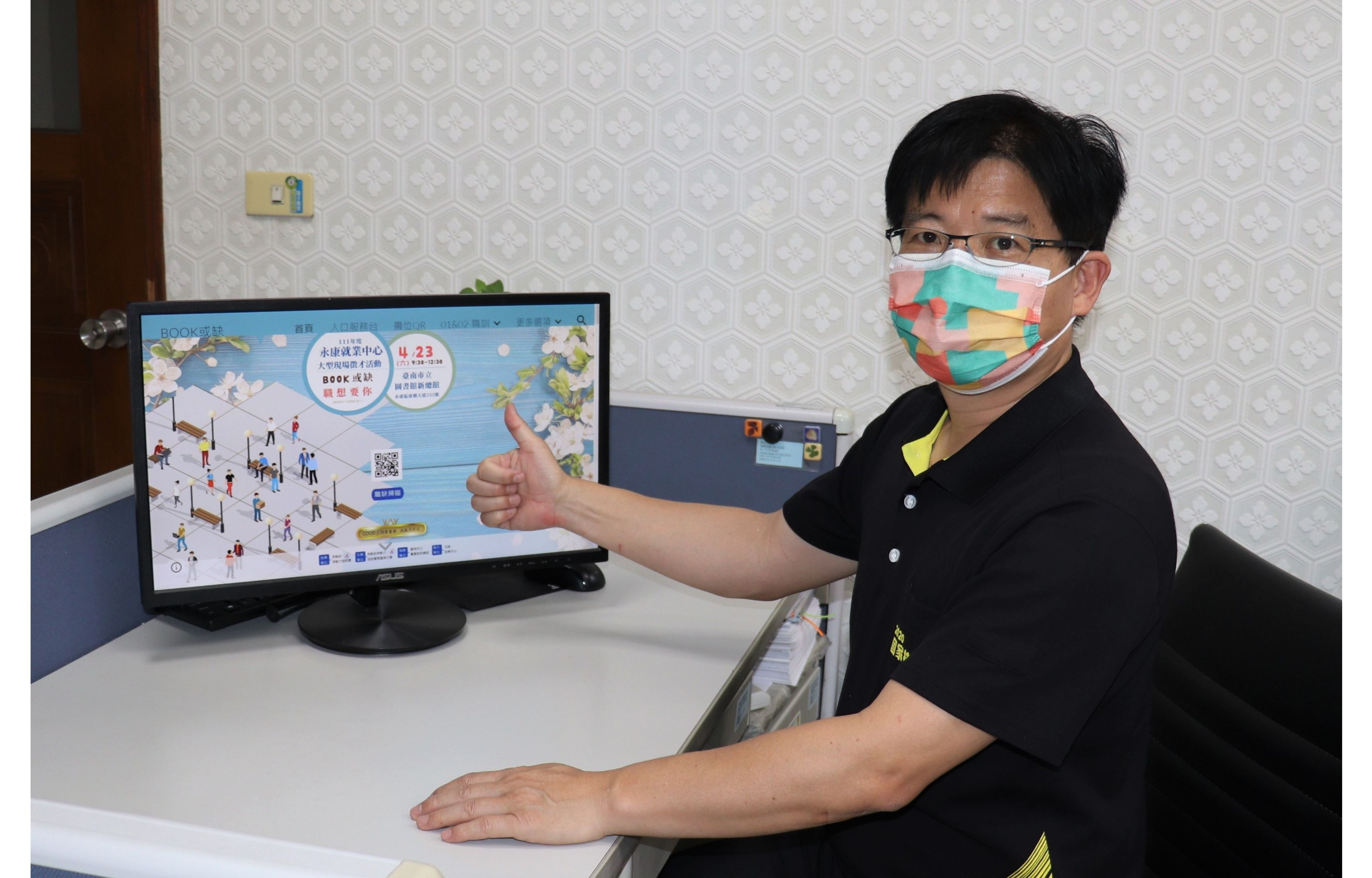 勞發署雲嘉南分署長劉邦棟邀請民眾先上網鎖定喜愛的職缺再到場投履歷，可減少在外停留時間。