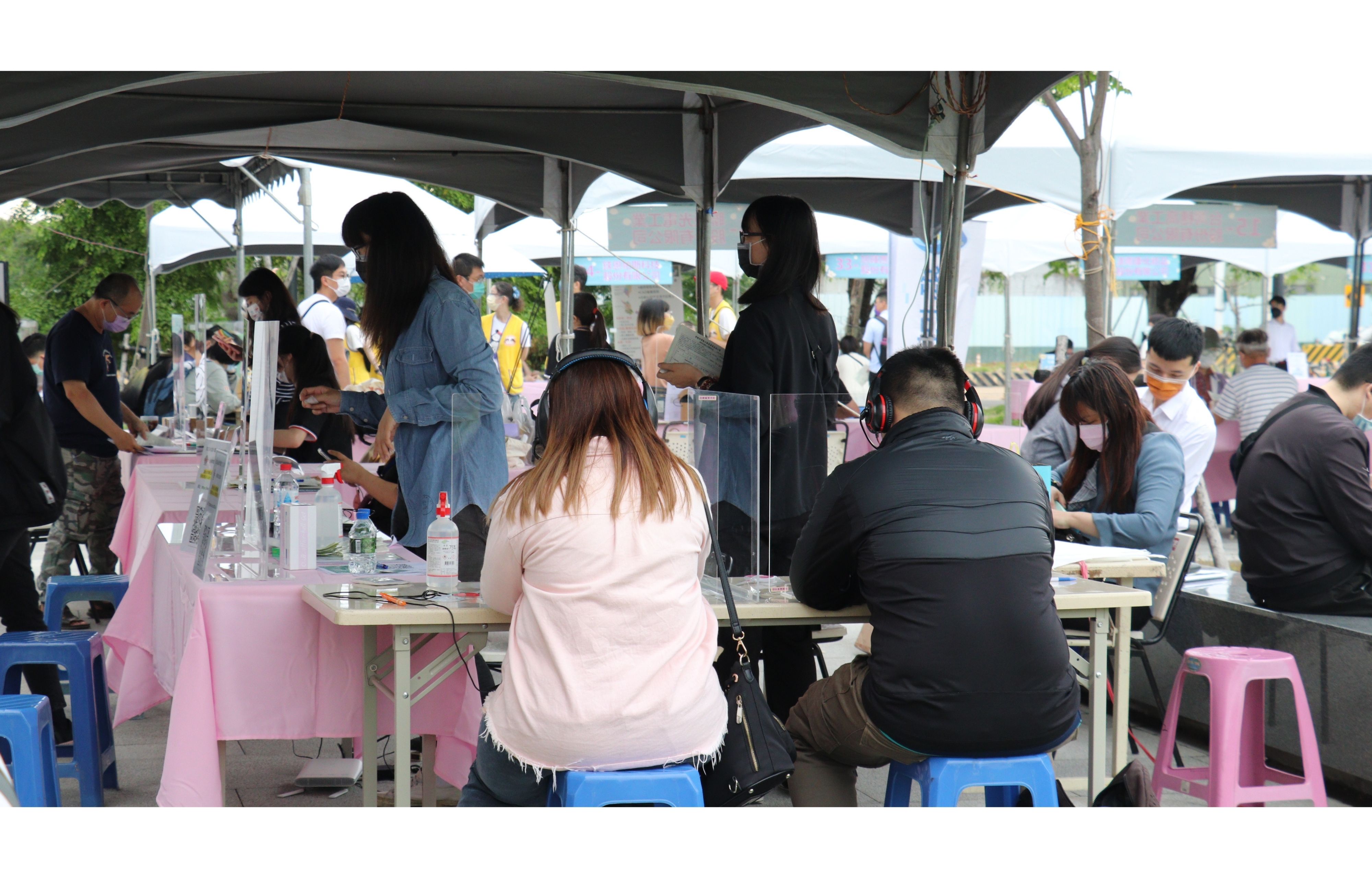 畢業求職旺季，勞動部永康就業中心兵分兩路，在臺南辦現場徵才幫企業媒合適性人才，逾50家企業，合力釋出6,000個職缺。