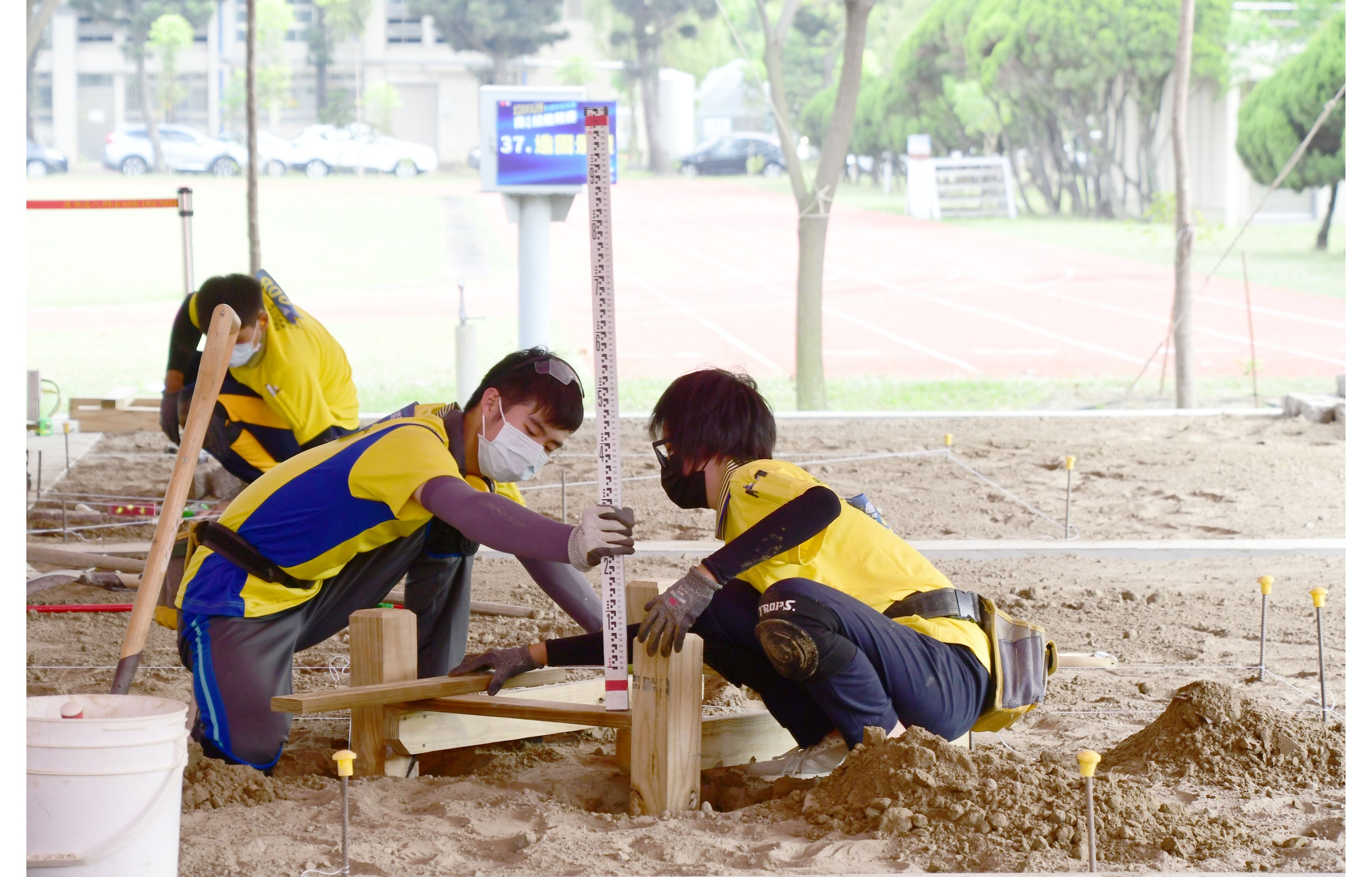 參加南區技能競賽造園景觀職類男女組合蔡佶廷(左)與李庭瑄(右)，比賽時相當專注且合作無間。