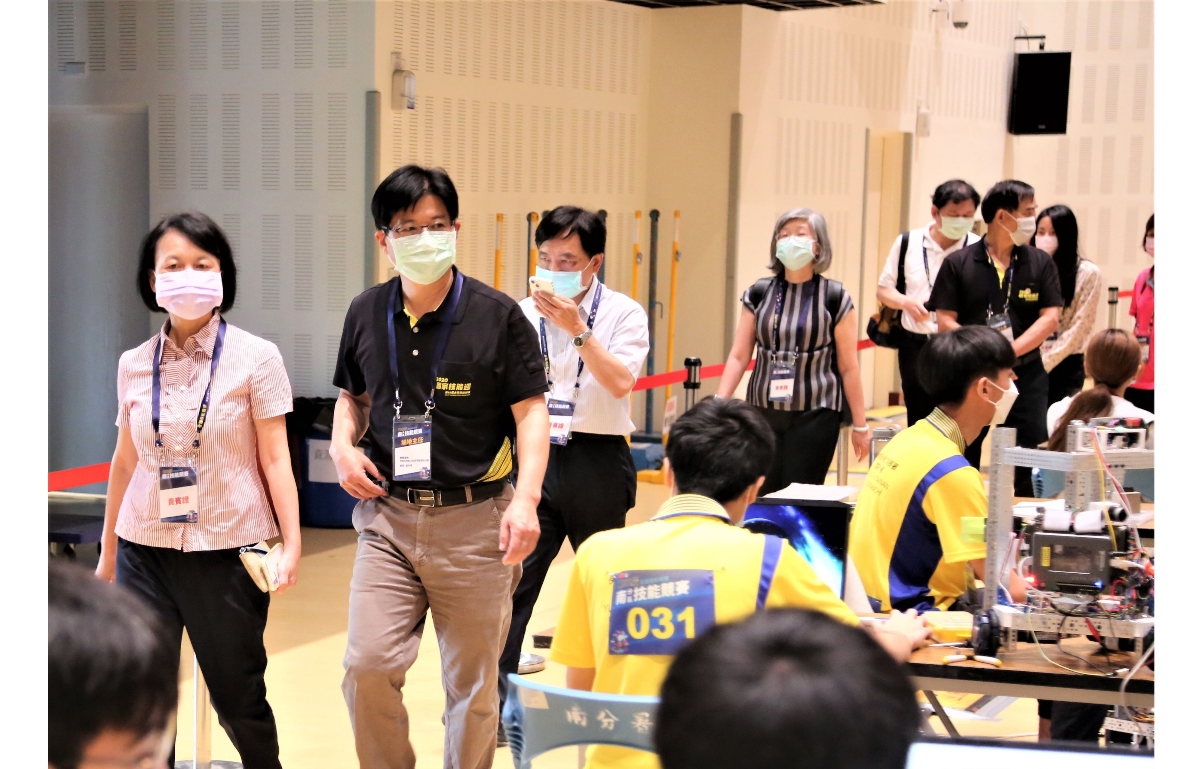 勞動力發展副署長鍾錦季(左一)特地南下為選手加油打氣，勉勵選手們沉著應戰並發揮實力前進全國賽！