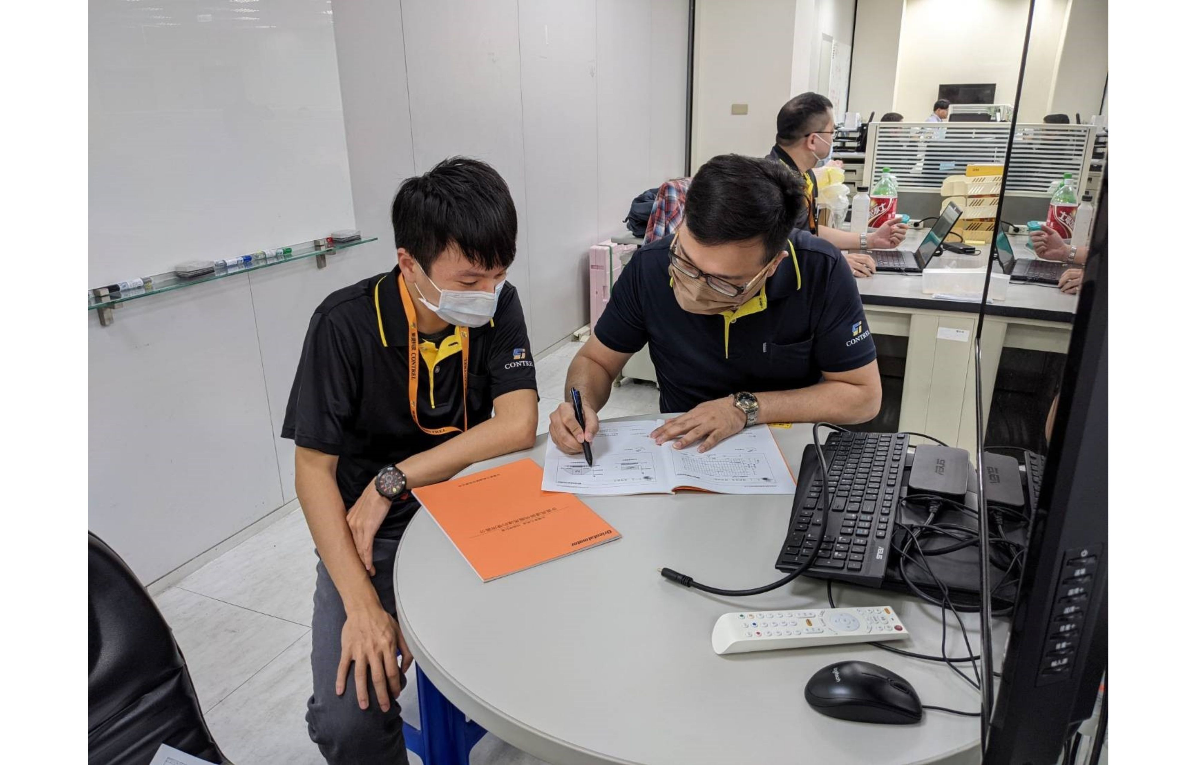 勞動部雲嘉南分署鼓勵企業申請「青年就業旗艦計畫」，透過職場做中學的訓練方式，由資深員工教導青年熟悉職務，快速培育企業即戰力。