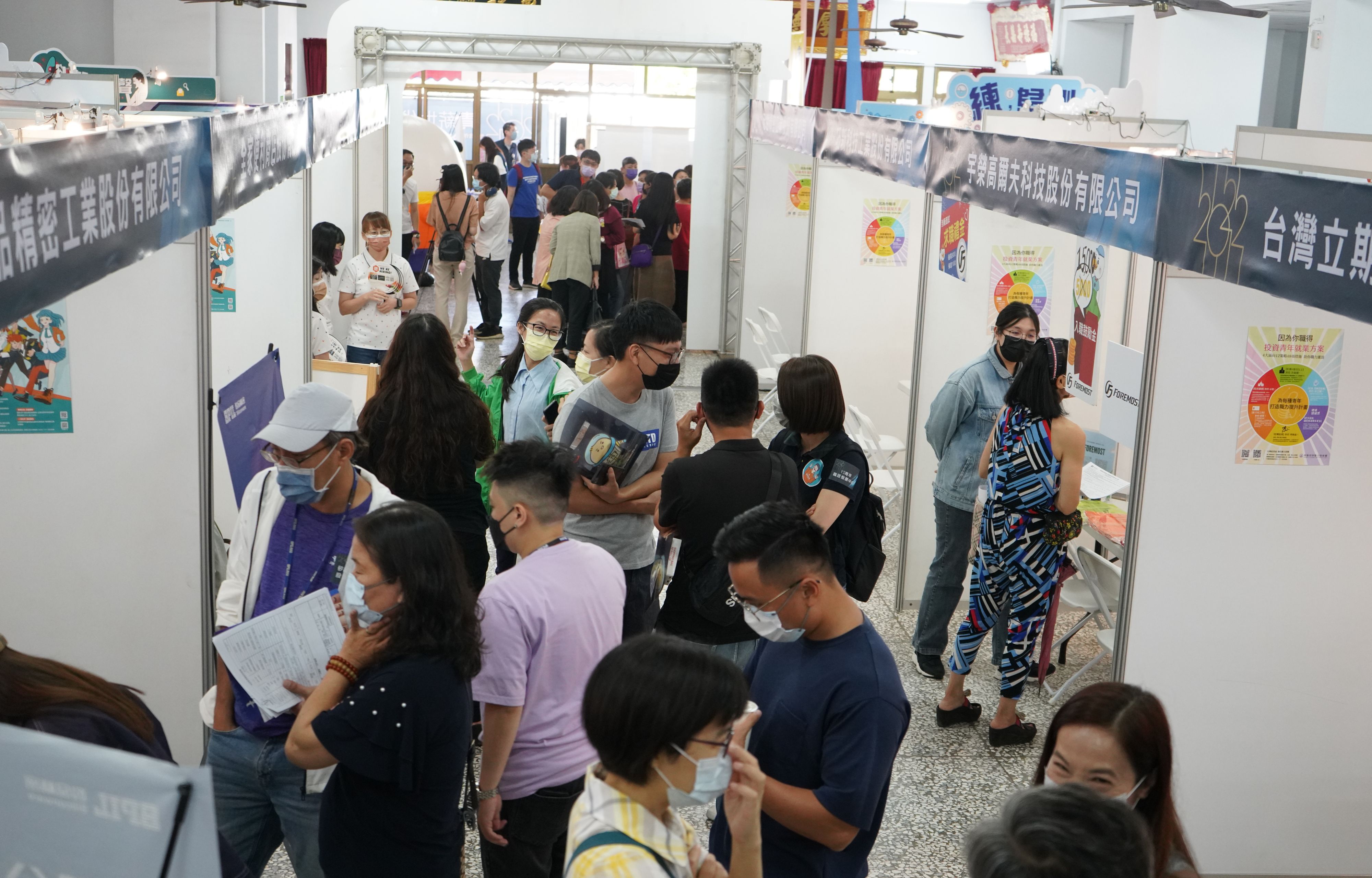 勞動部虎尾就業中心今在北港辦青銀徵才活動，吸引不少民眾參加。