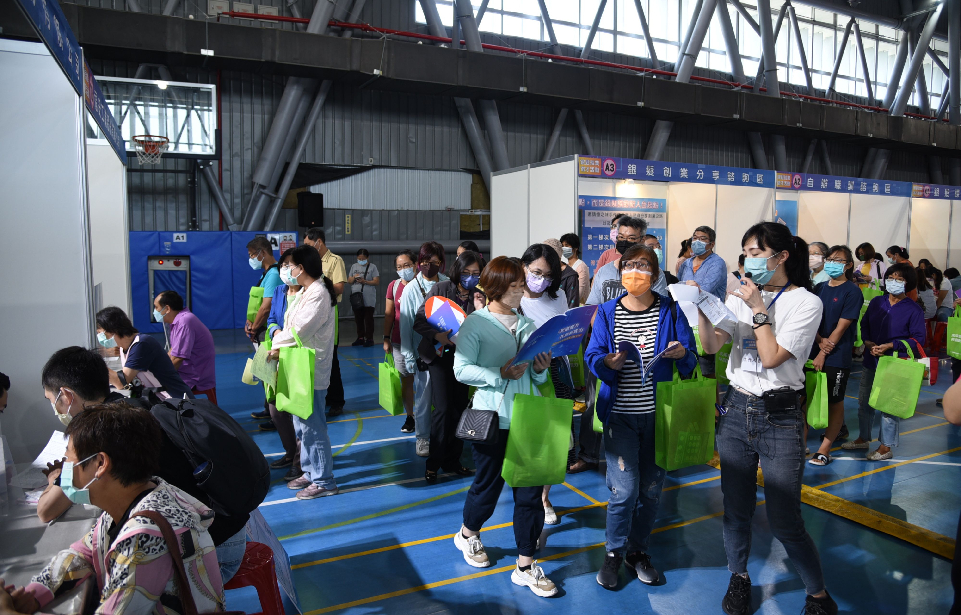 主辦單位現場還安排職缺導覽，為求職朋友解說各攤位公司職缺，相當貼心。